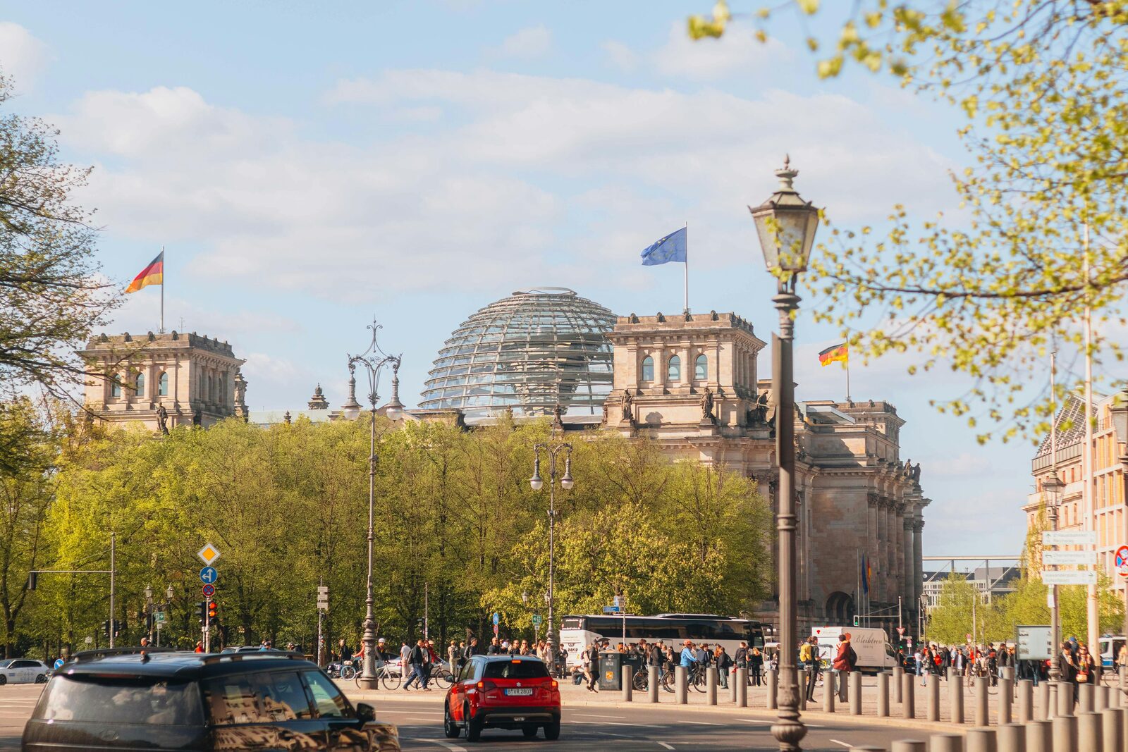 El Reichstag desde la avenida en Berlín