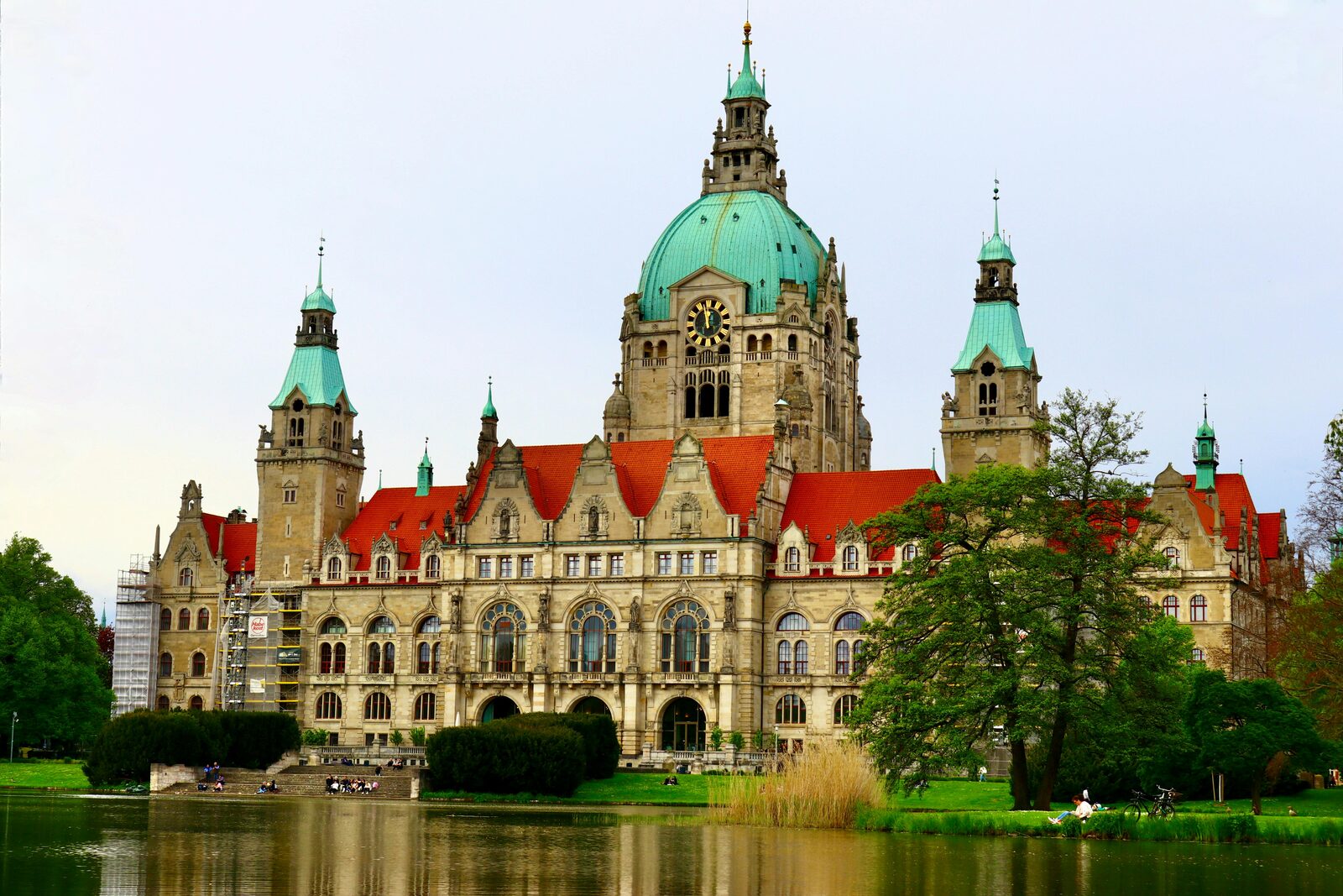 El horizonte de rascacielos de Frankfurt sobre el río
