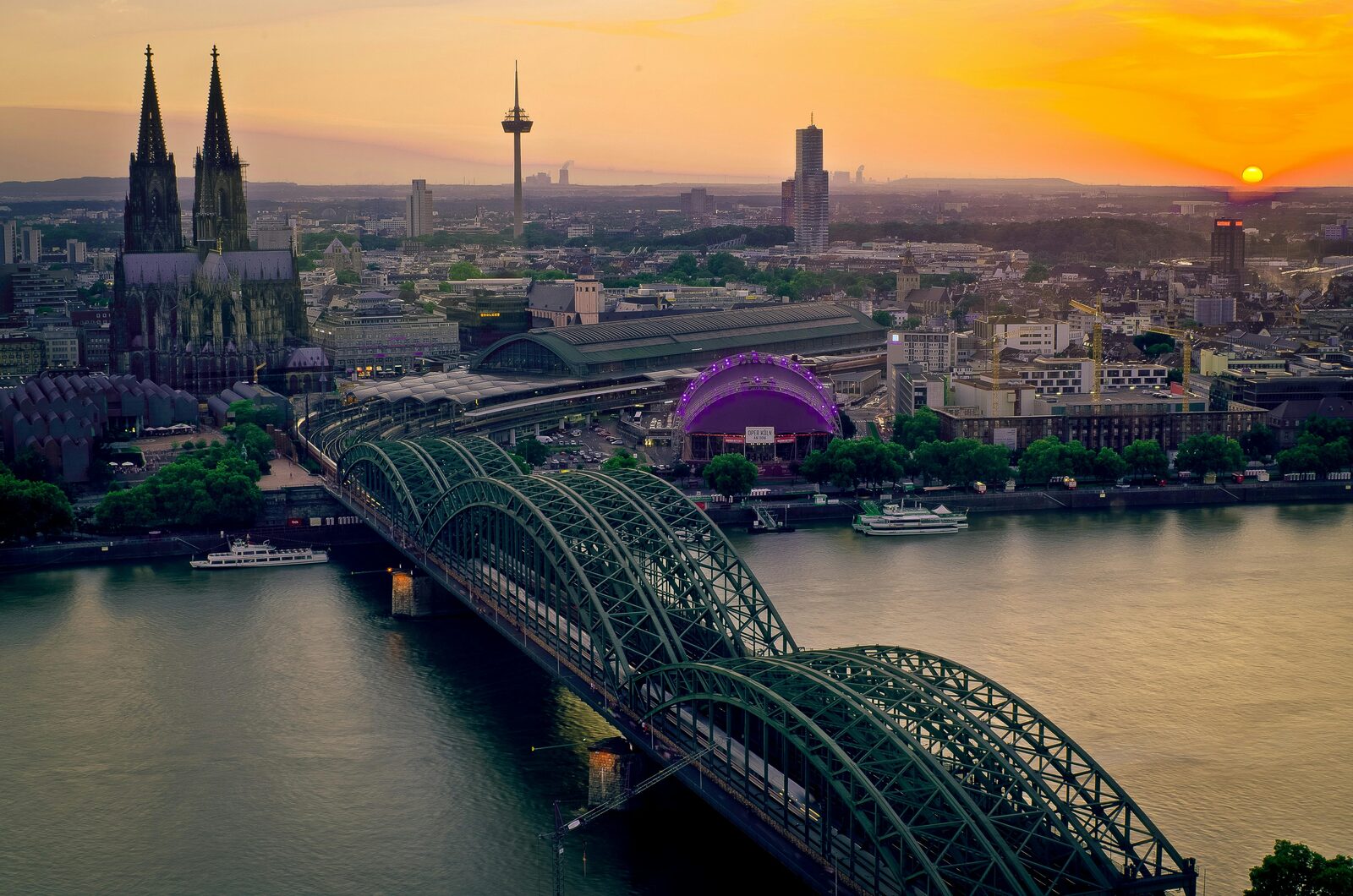 El puerto y el horizonte de Hamburgo al atardecer · Alemania