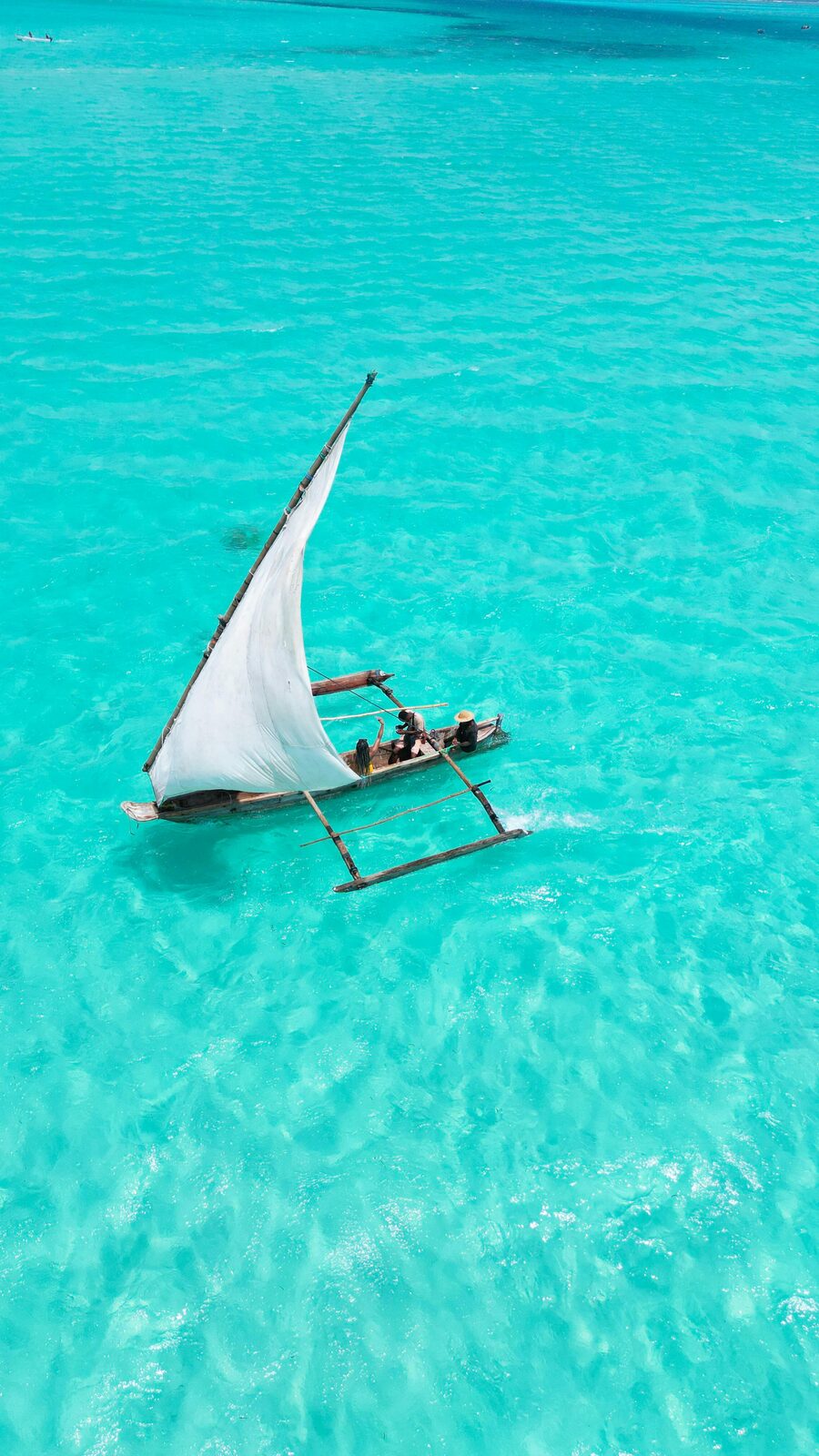 Beach with a boat over turquoise waters in Aruba