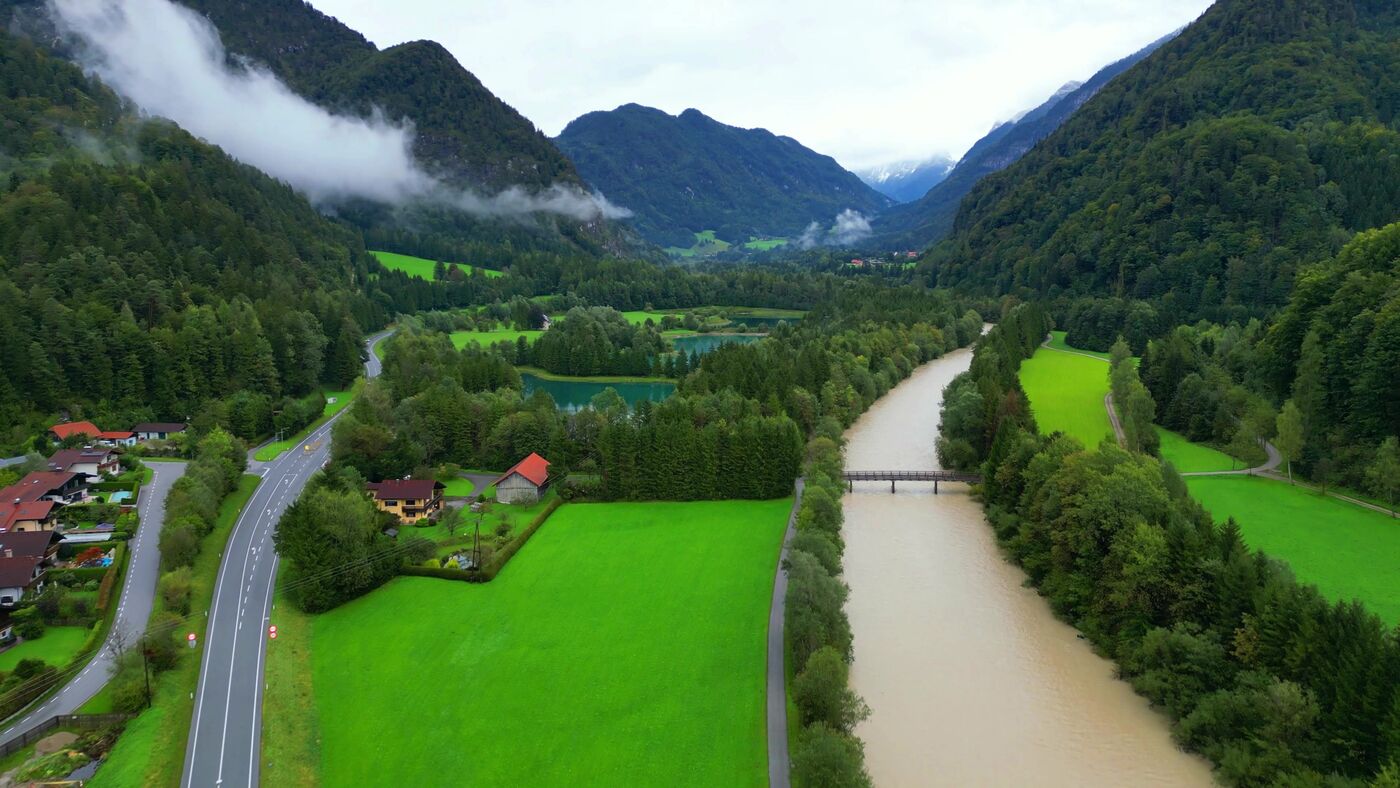 Valle alpino con río y praderas verdes en los Alpes austriacos