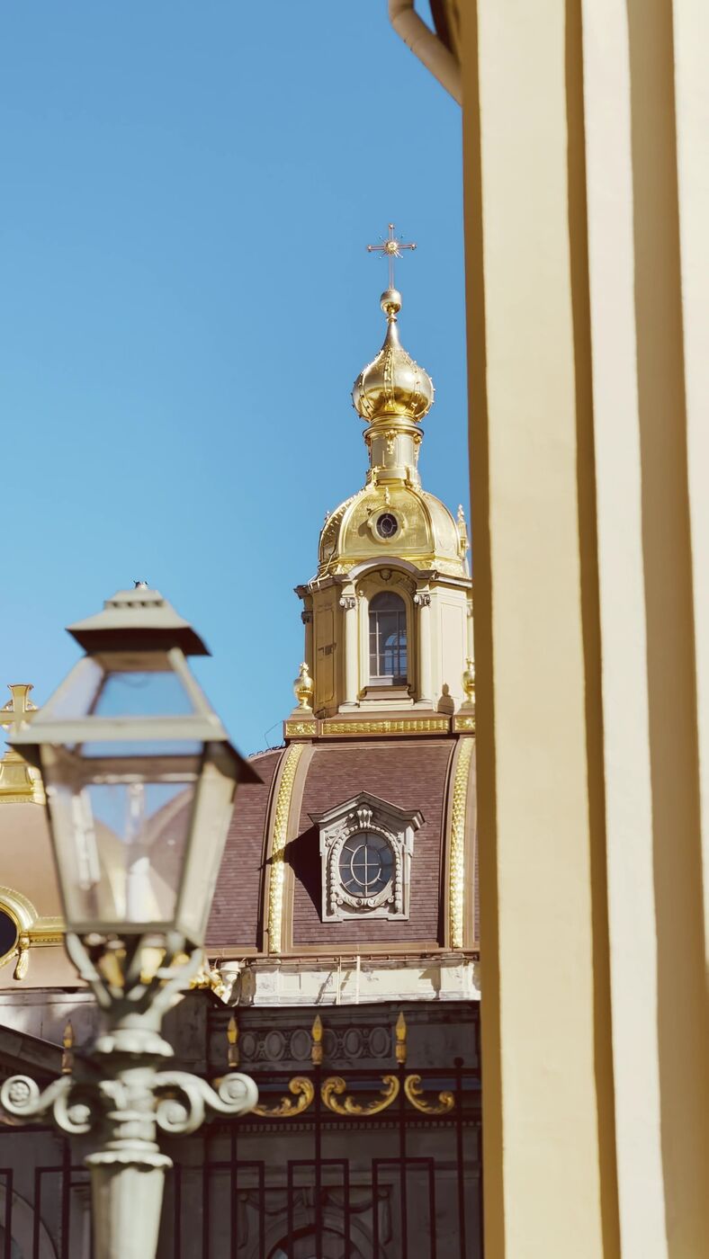 Detalle de la cúpula dorada de una iglesia barroca austriaca
