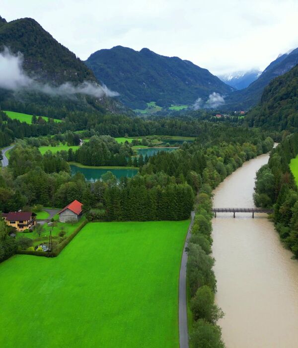 Valle alpino austriaco con río