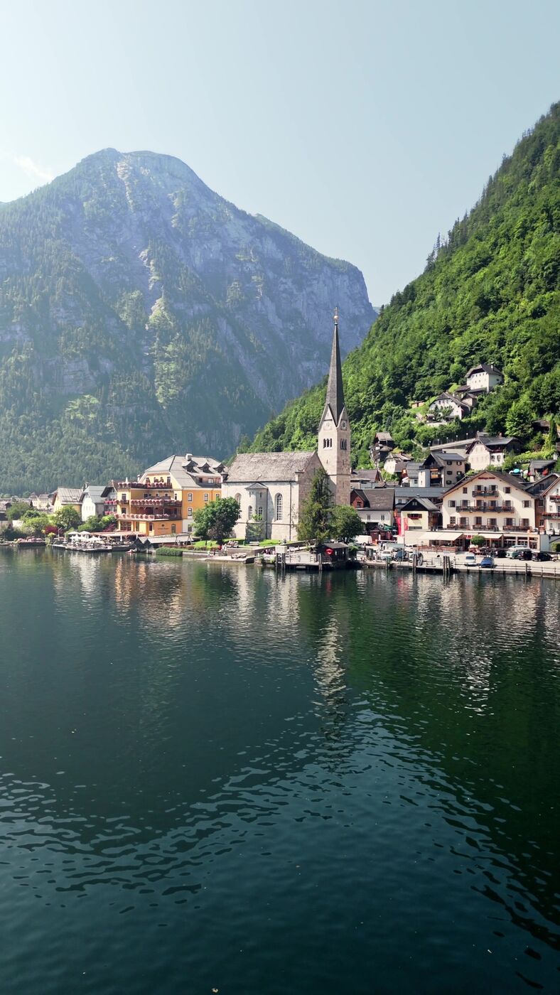 El pueblo de Hallstatt reflejado en el lago Hallstättersee