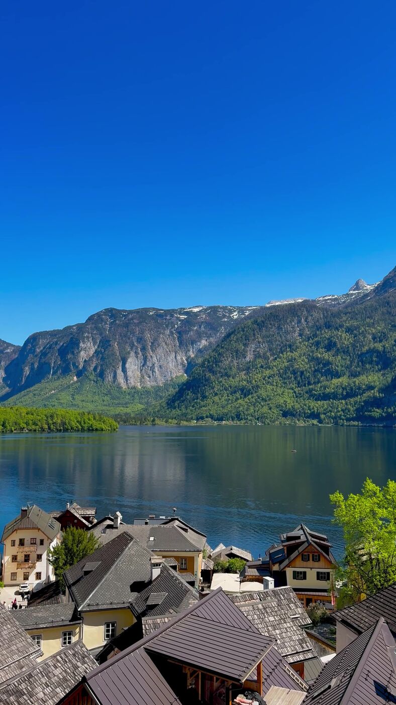 Panorámica de un lago alpino del Salzkammergut rodeado de montañas
