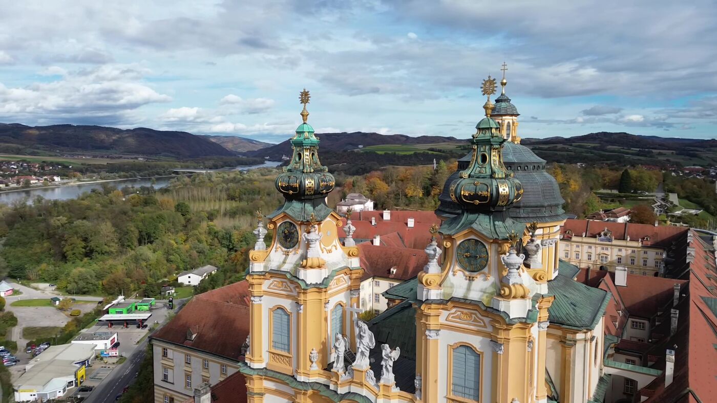 Torres de una abadía barroca austriaca en el valle del Danubio
