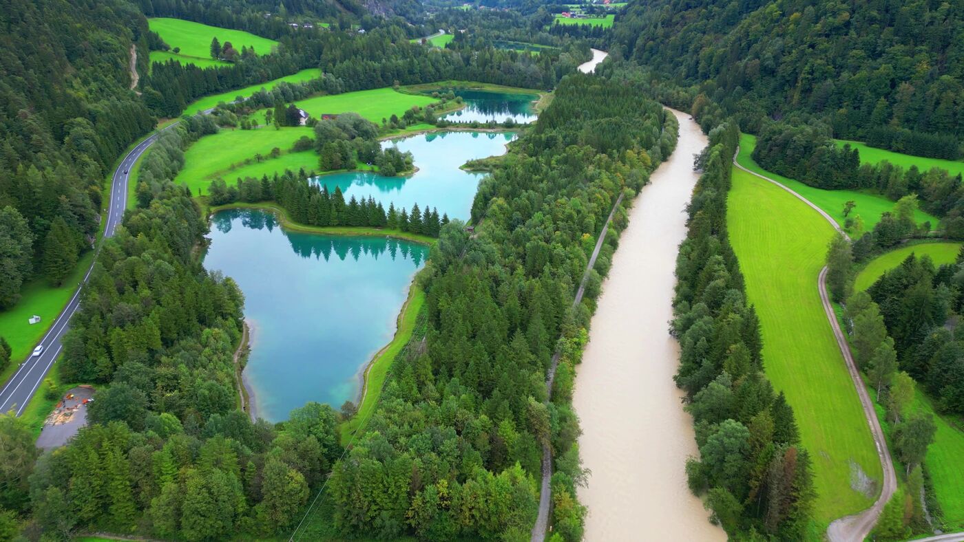 Valle alpino verde con río en los Alpes del Tirol