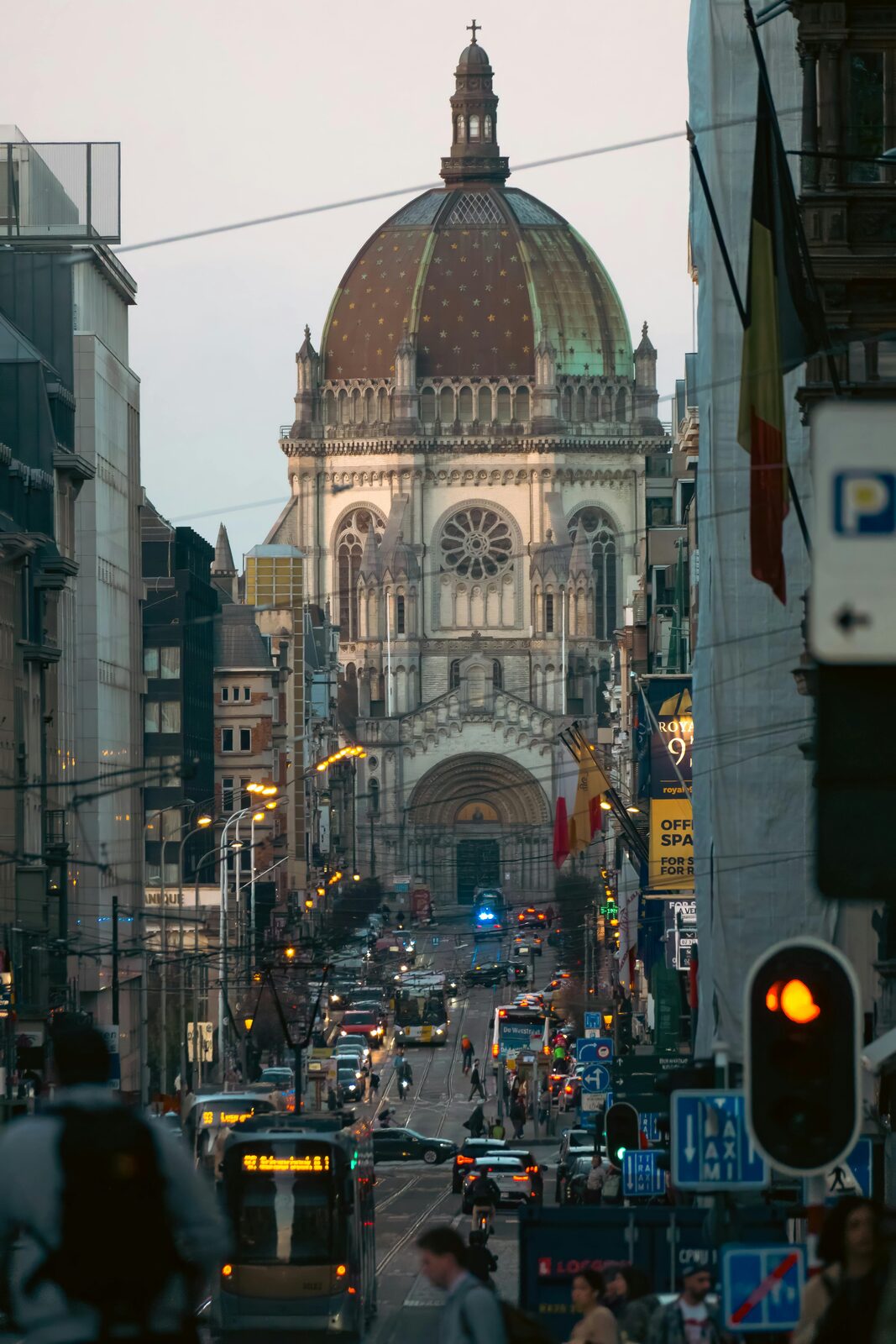 Catedral gótica de Nuestra Señora vista desde una calle de Amberes