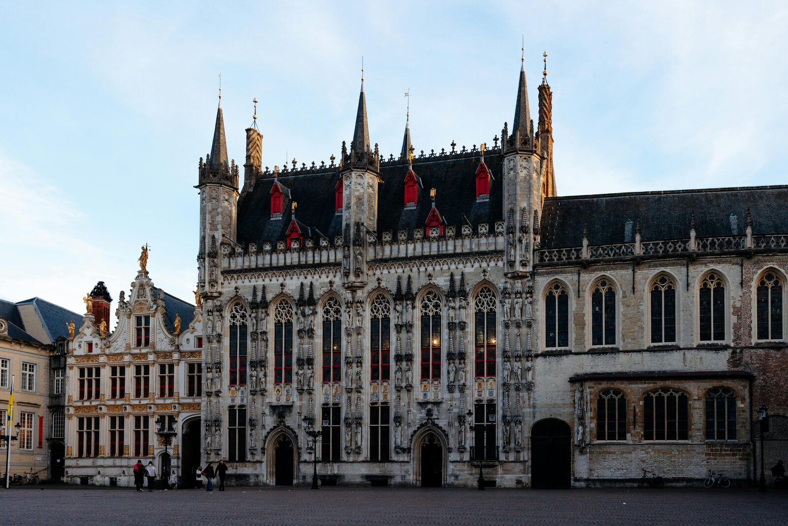 Stadhuis gótico de la plaza Burg en Brujas
