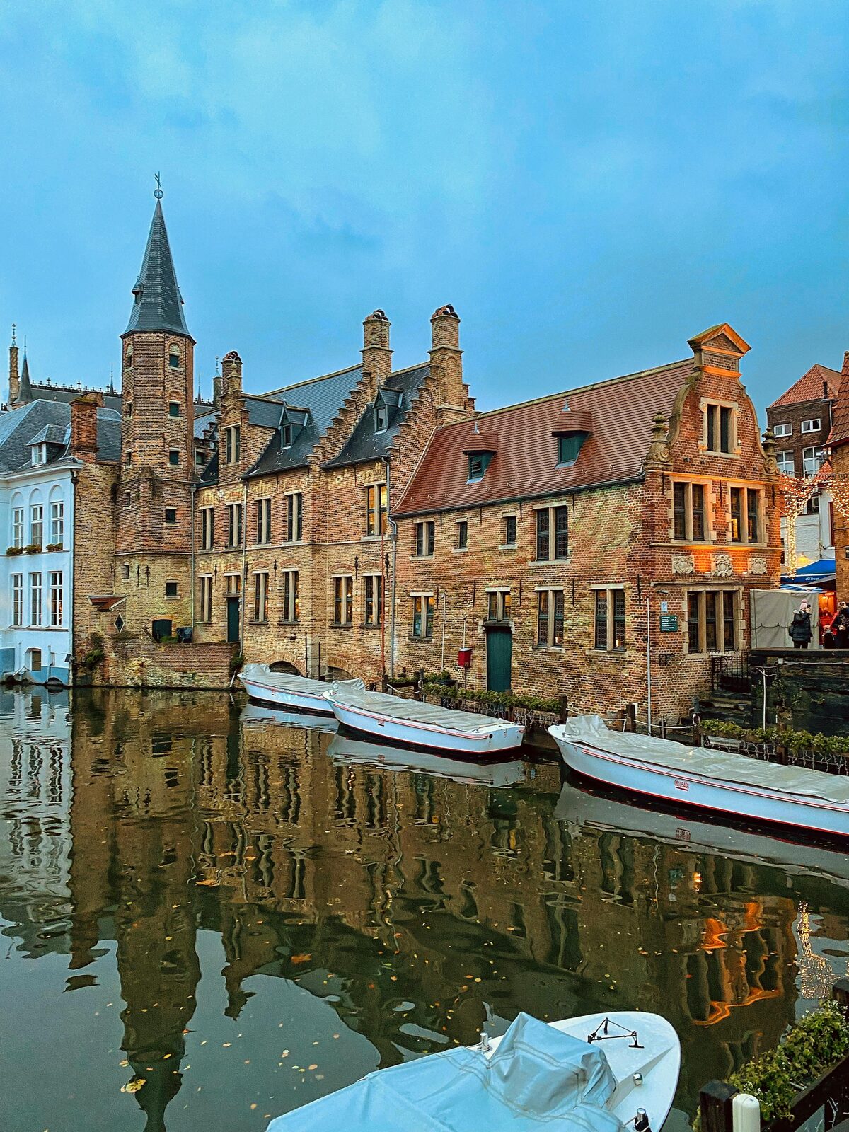 Canal de Brujas con casas de ladrillo y barcas amarradas
