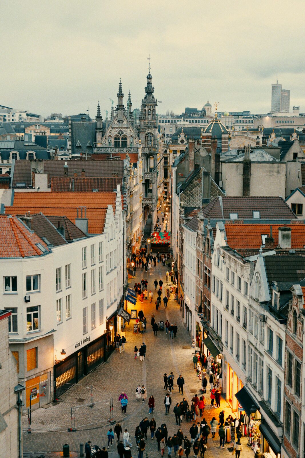 Calle de Brujas iluminada por el mercado de Navidad