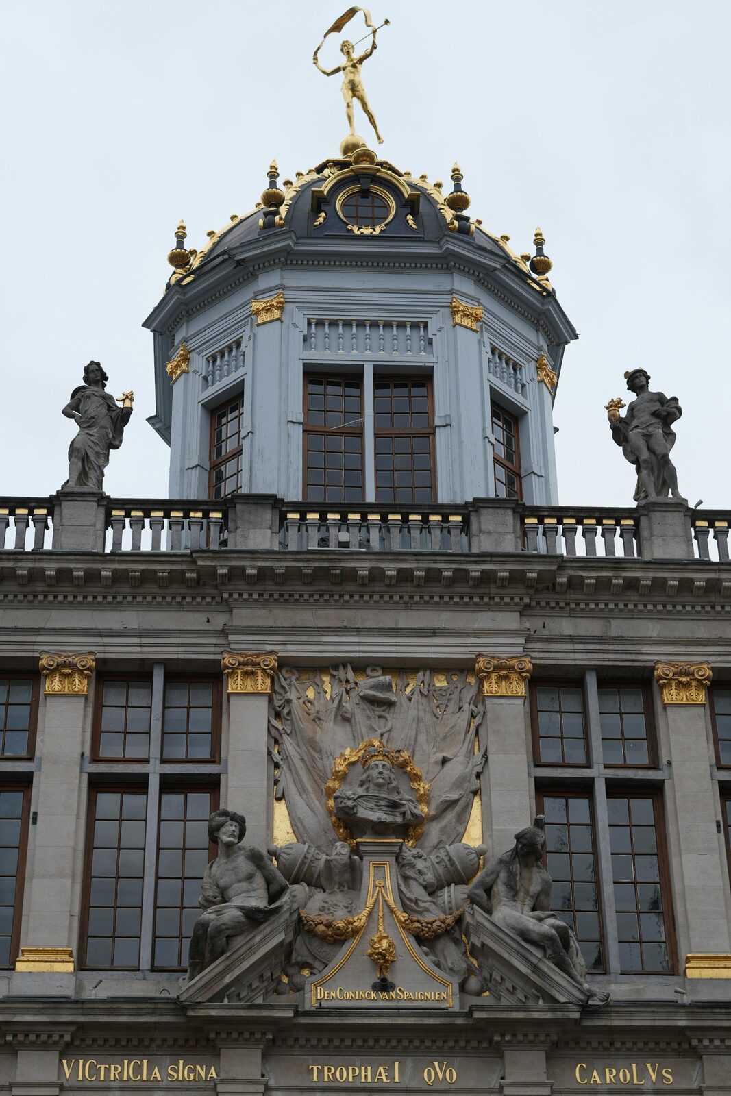 Fachada ornamentada con sgraffiti dorado en Bruselas