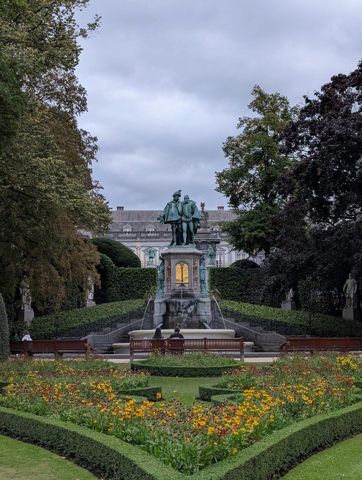 Jardines y monumento del Mont des Arts, escala del arte flamenco