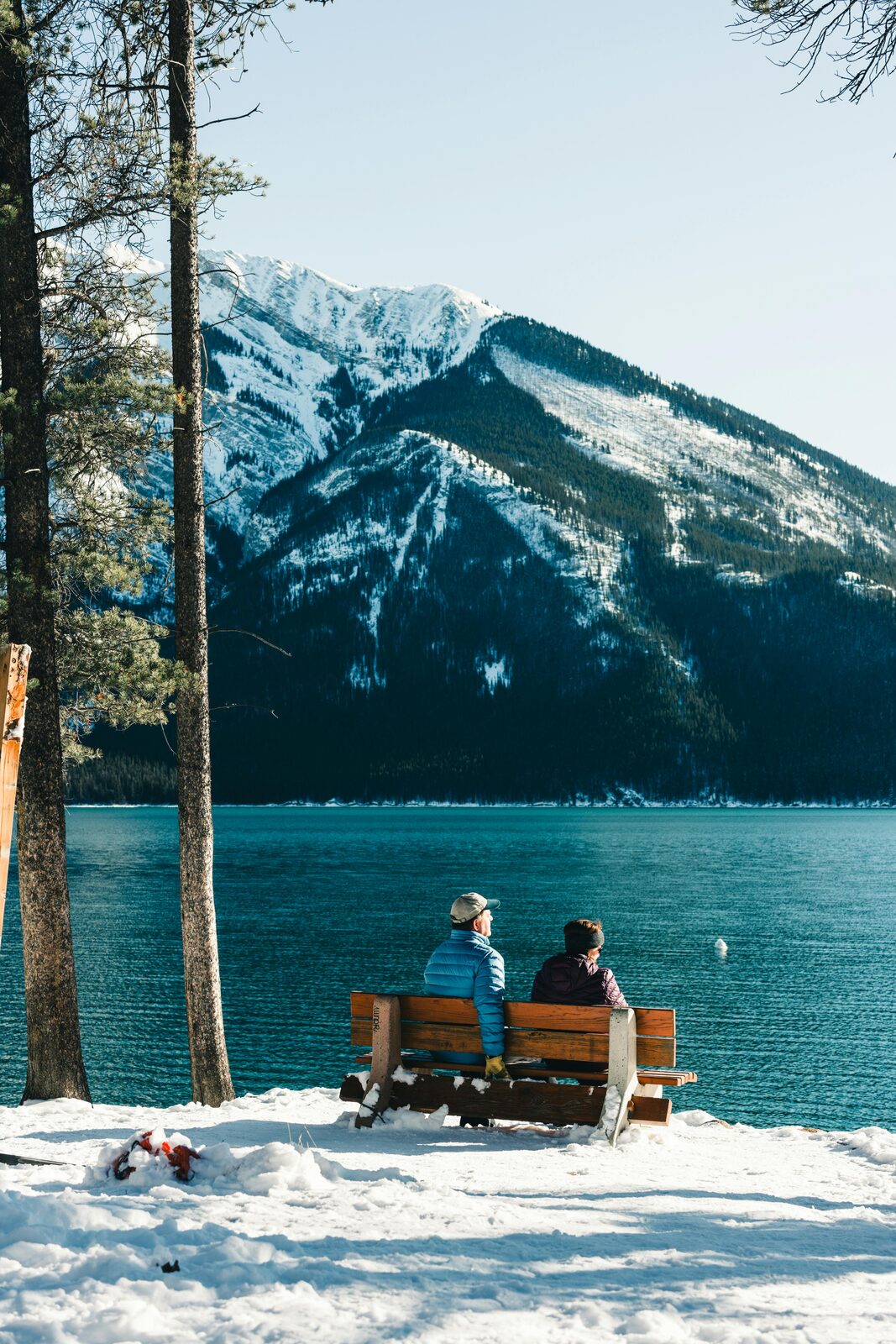 Pareja en un mirador de las Rocosas canadienses