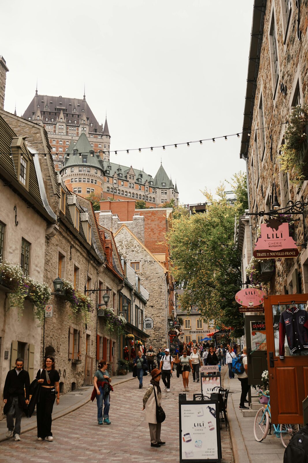 Calle empedrada del Vieux-Montréal con arquitectura francesa