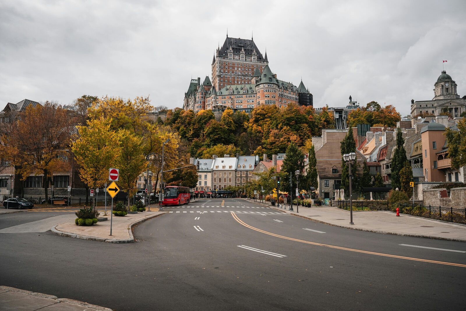 Château Frontenac de Quebec City rodeado de follaje de otoño