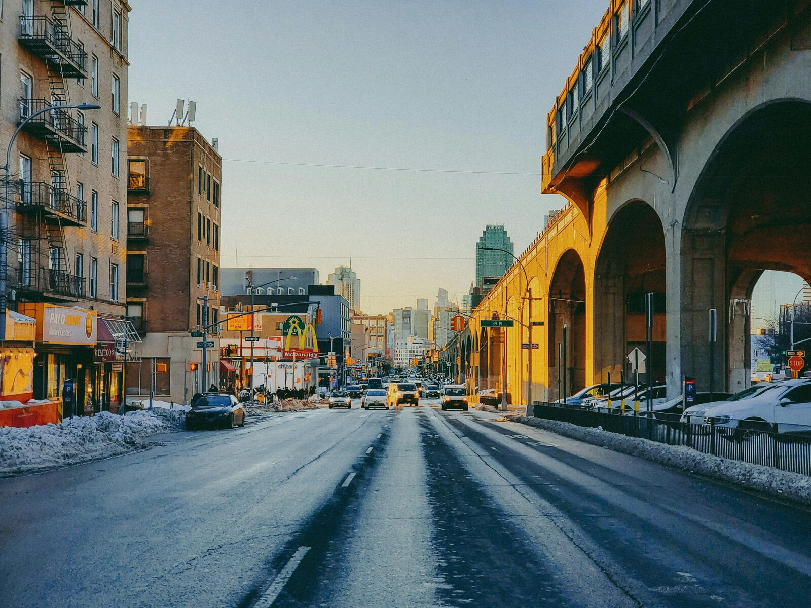 Calle de Vancouver con puente y montañas de la North Shore