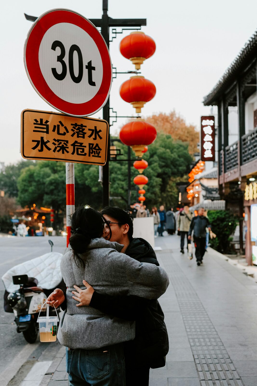 Hutong de Pekín con faroles rojos colgados sobre la calle