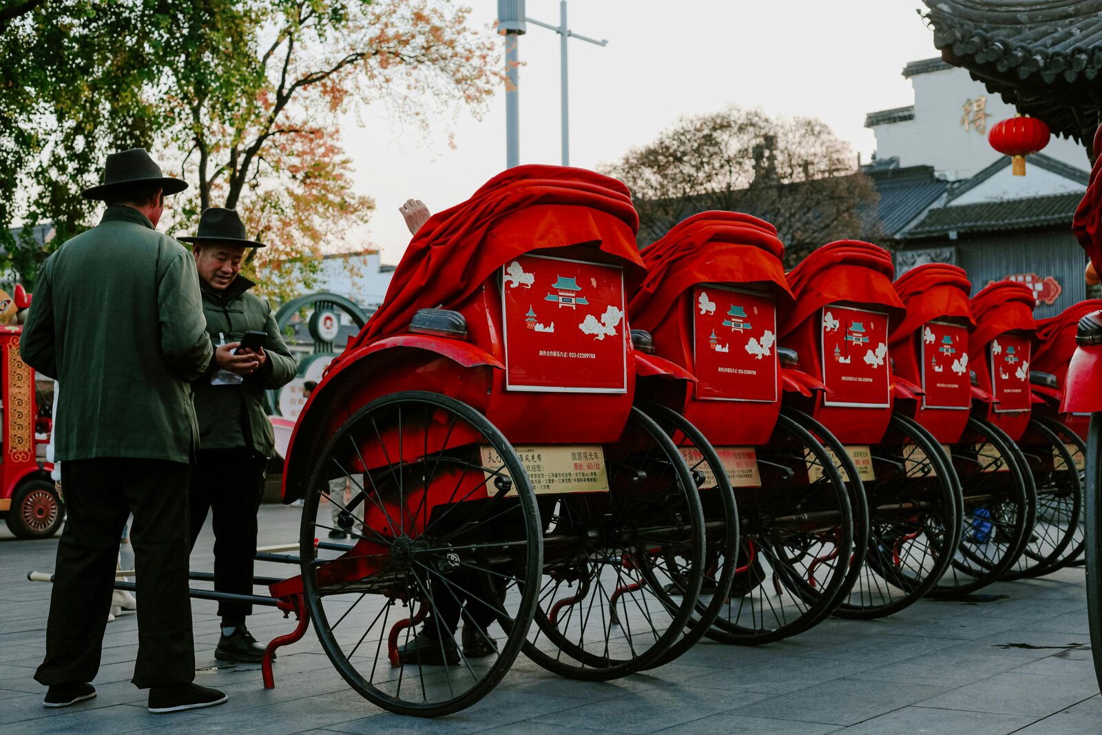 Triciclos en un hutong de Pekín
