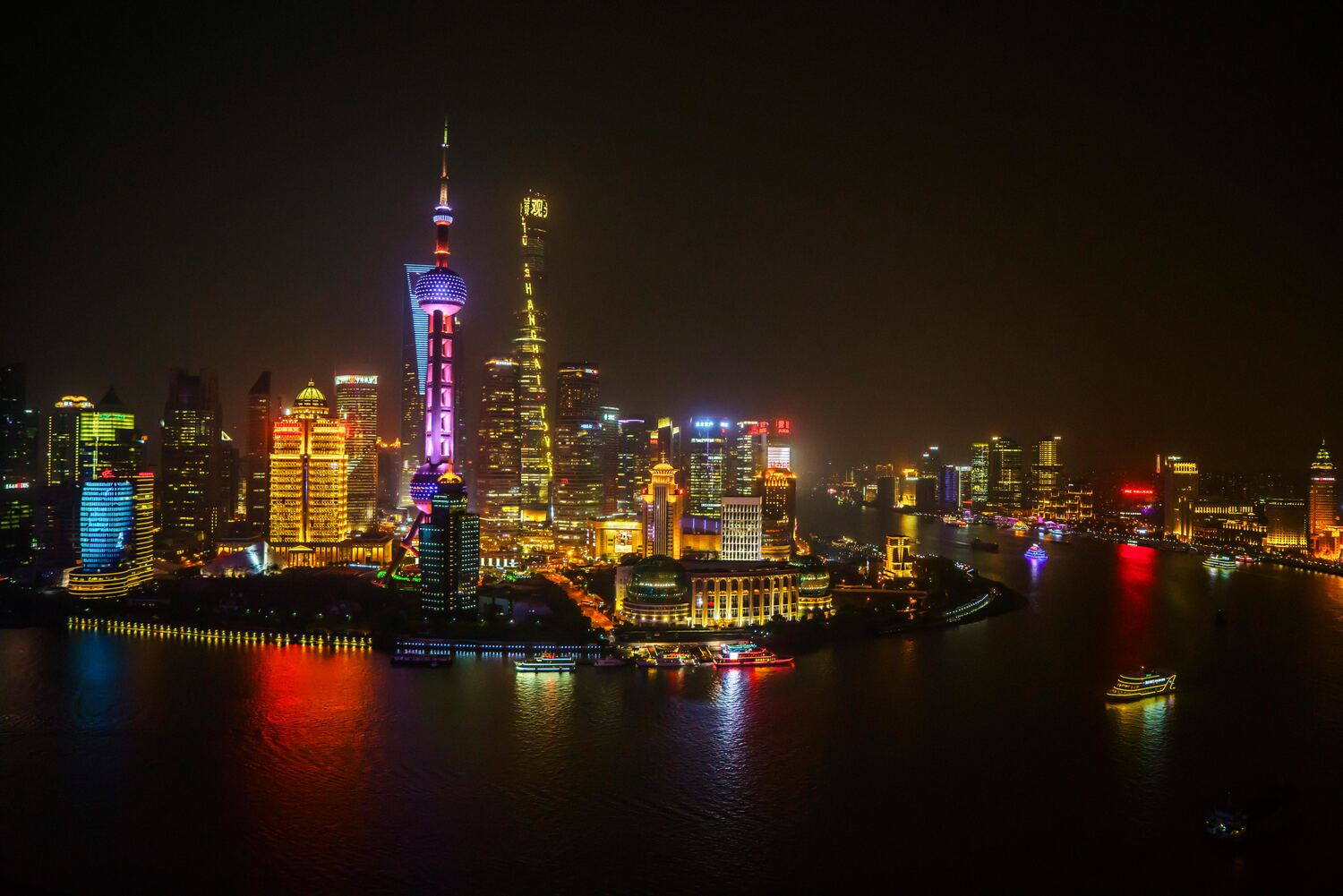 Rascacielos de Pudong iluminados de noche en Shanghái