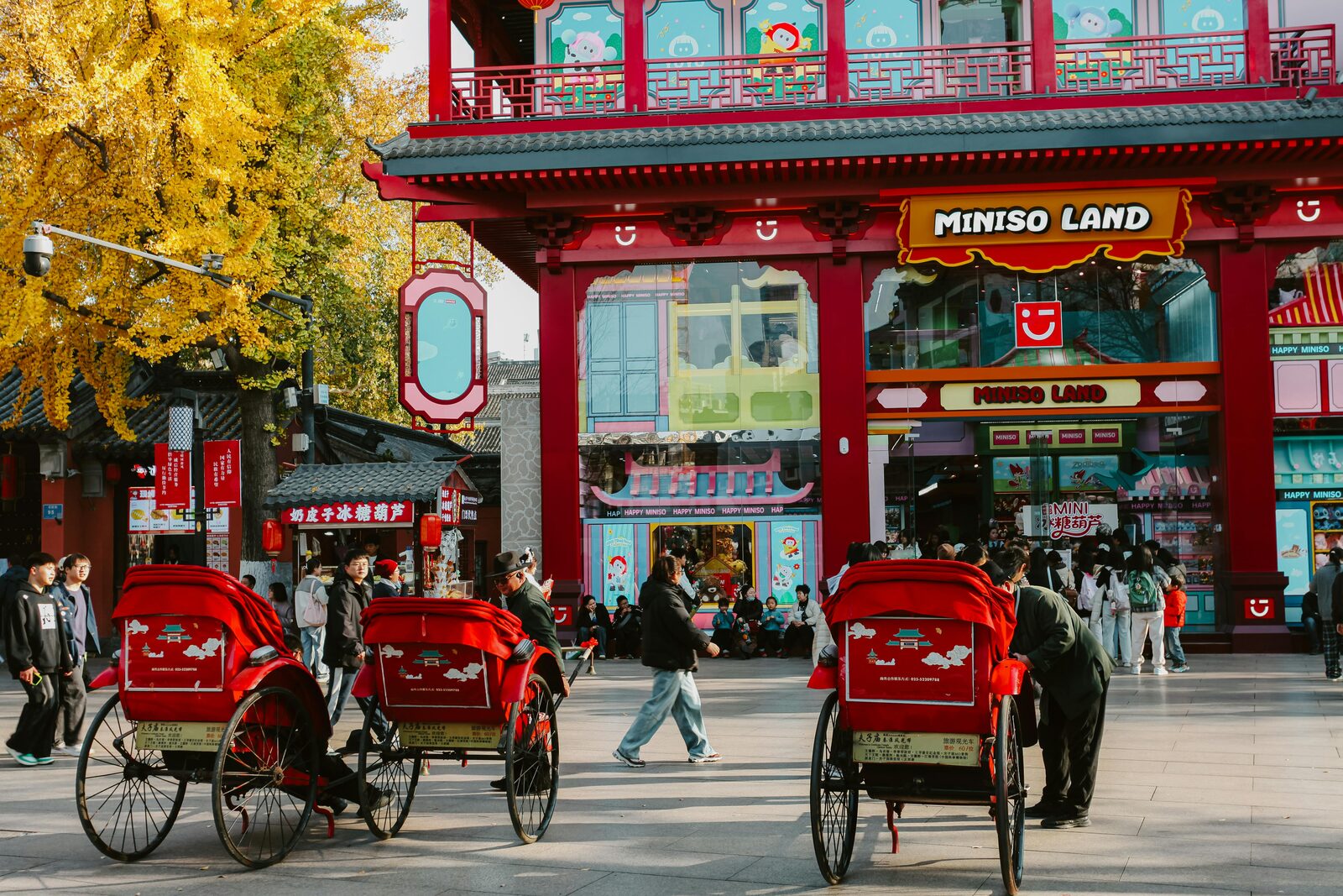 Calle de Xi'an con autobús rojo y viajeras en traje tradicional