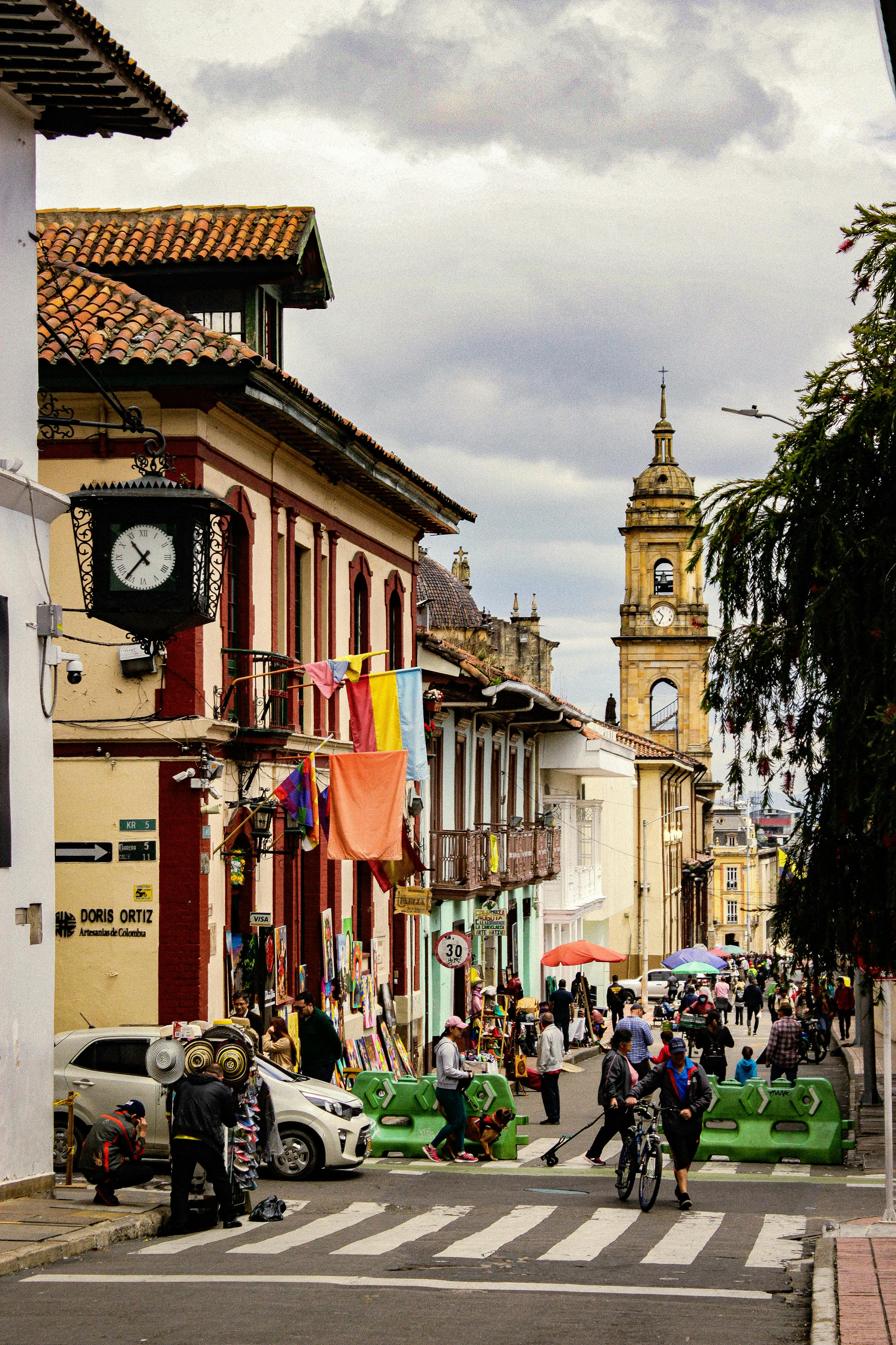 La Candelaria with the primate cathedral, night tour with a historian