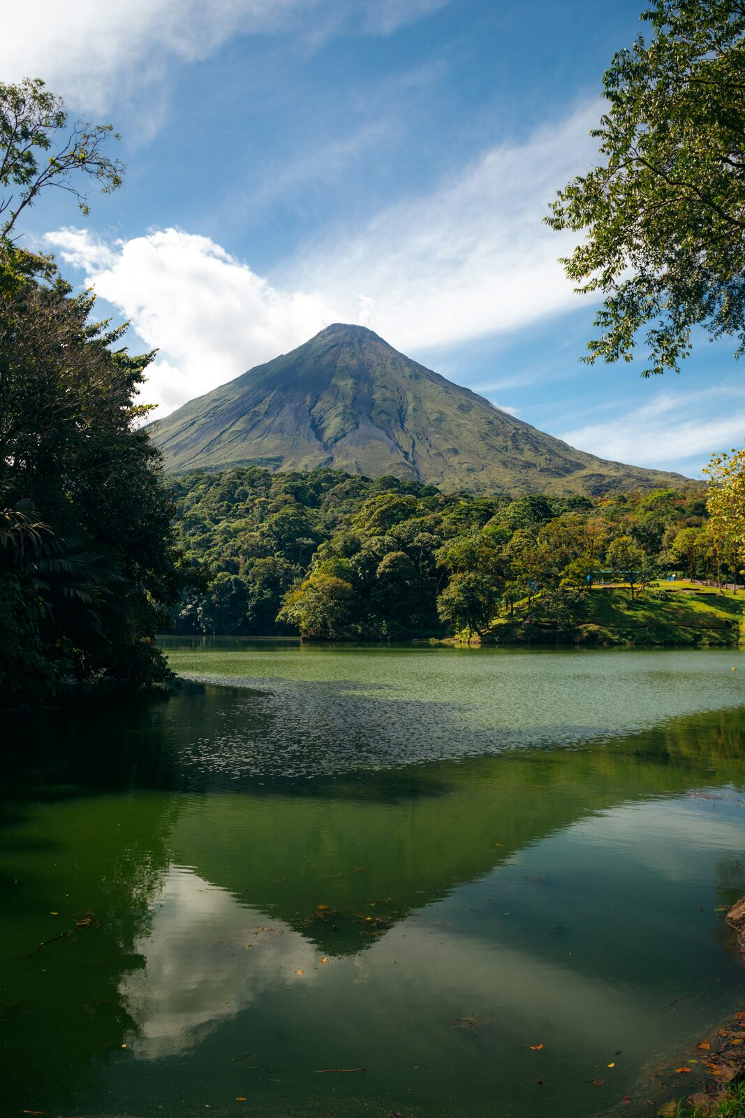 Volcán Arenal rodeado de bosque verde