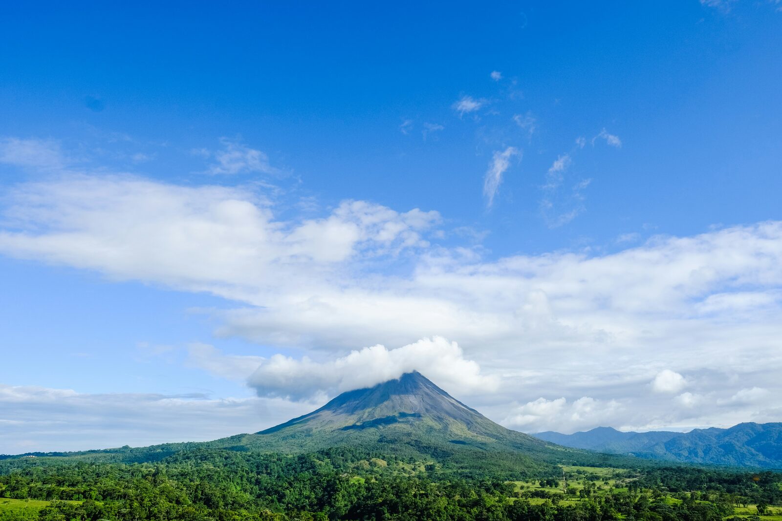 Volcán Arenal sobre la llanura de La Fortuna