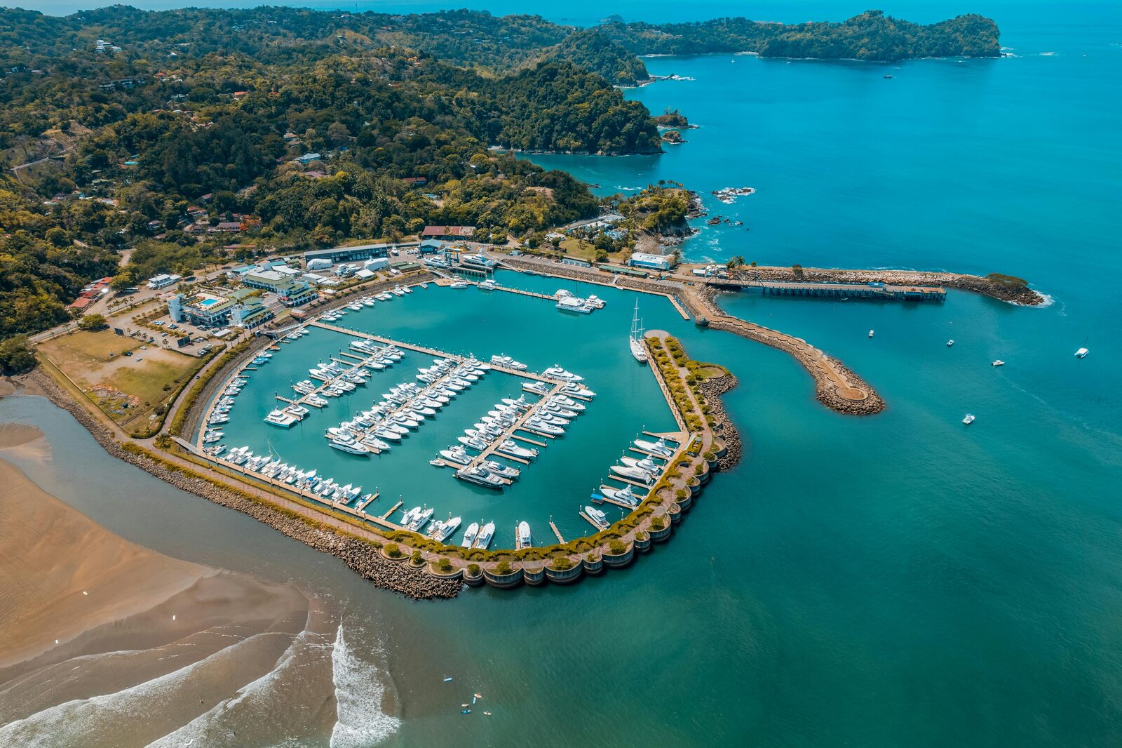 Marina Pez Vela en Quepos vista desde el aire