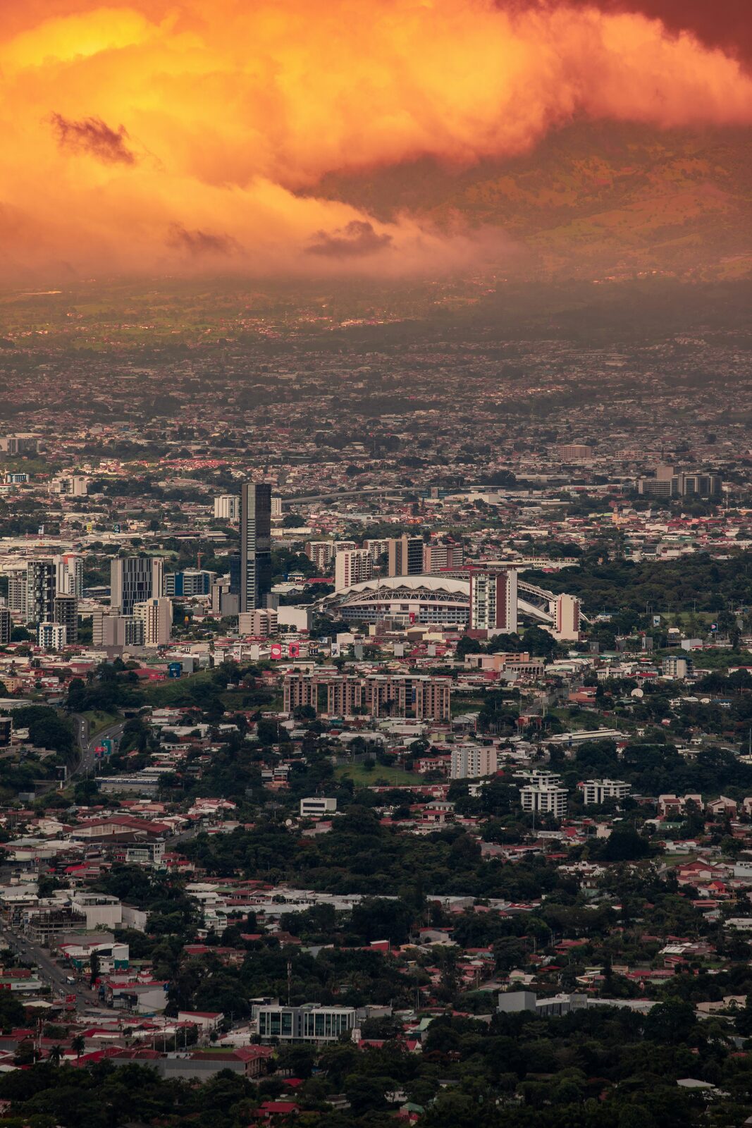 San José y el Valle Central vistos desde el aire al atardecer