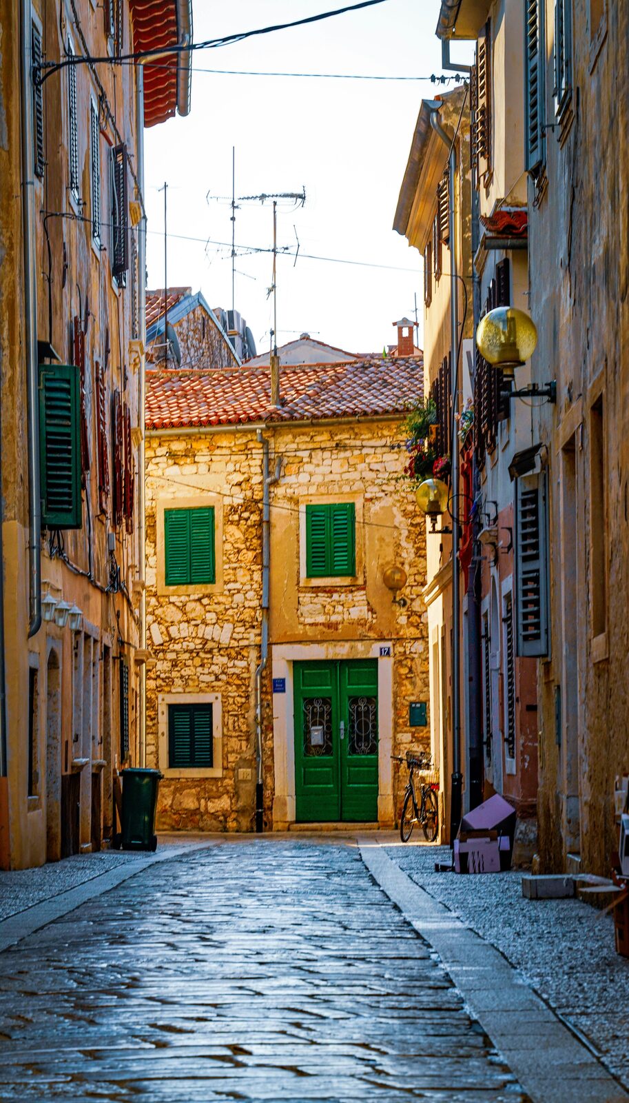 Calle empedrada del casco antiguo istriano
