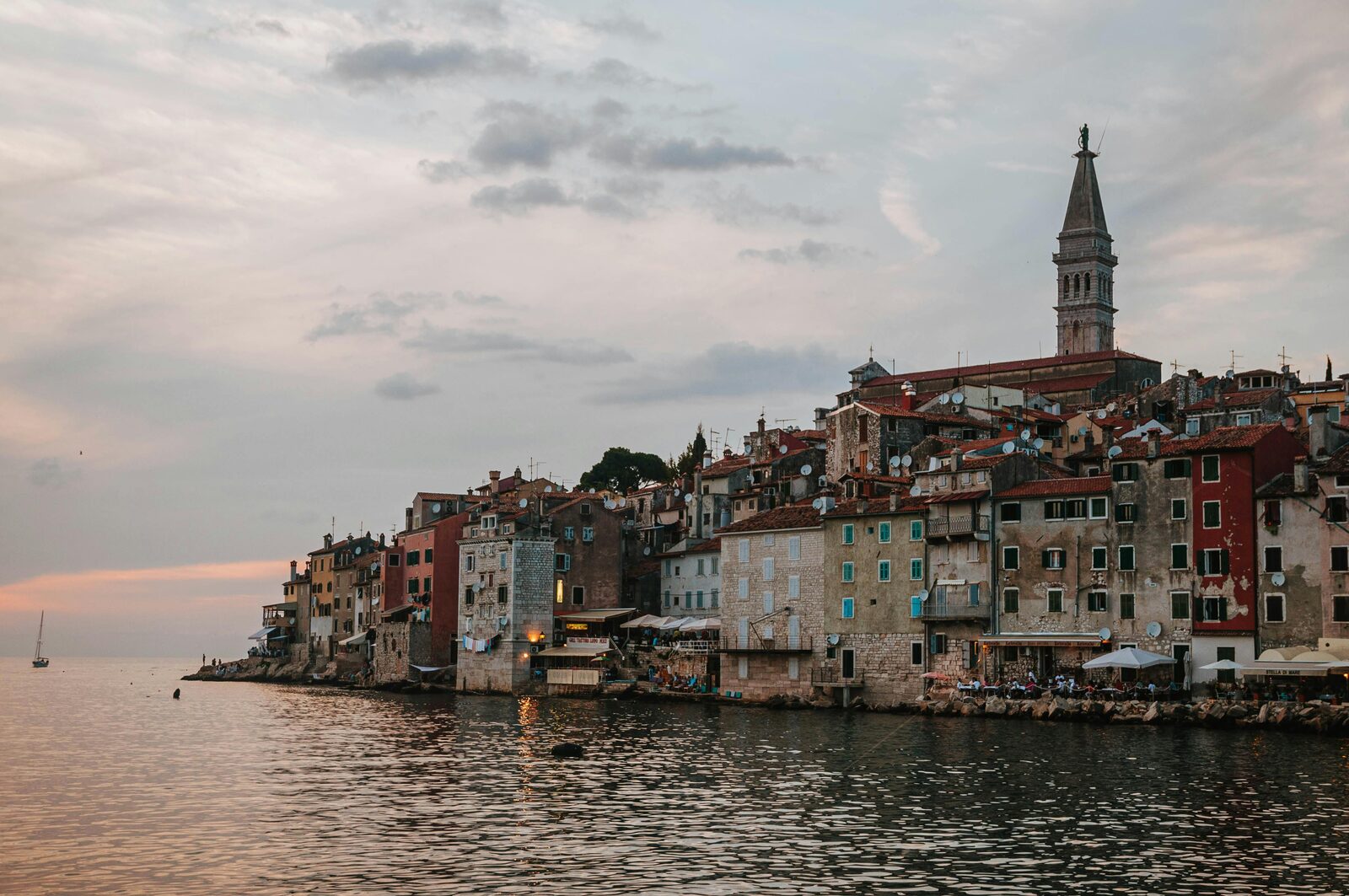 Casco histórico de Rovinj sobre el Adriático al atardecer · Istria