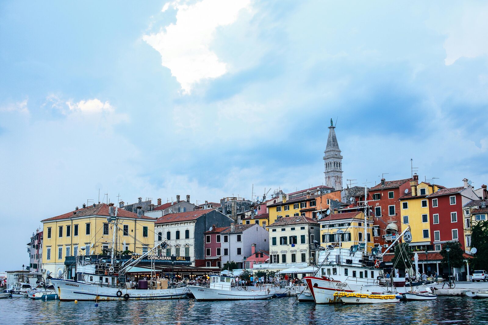 Puerto de Rovinj con barcos pesqueros y el campanario al fondo