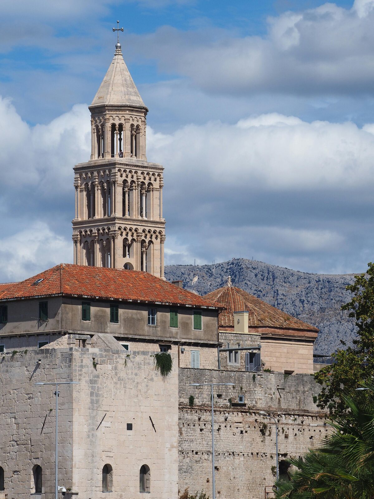 Campanario de la catedral de San Domnio sobre el Palacio de Diocleciano · Split