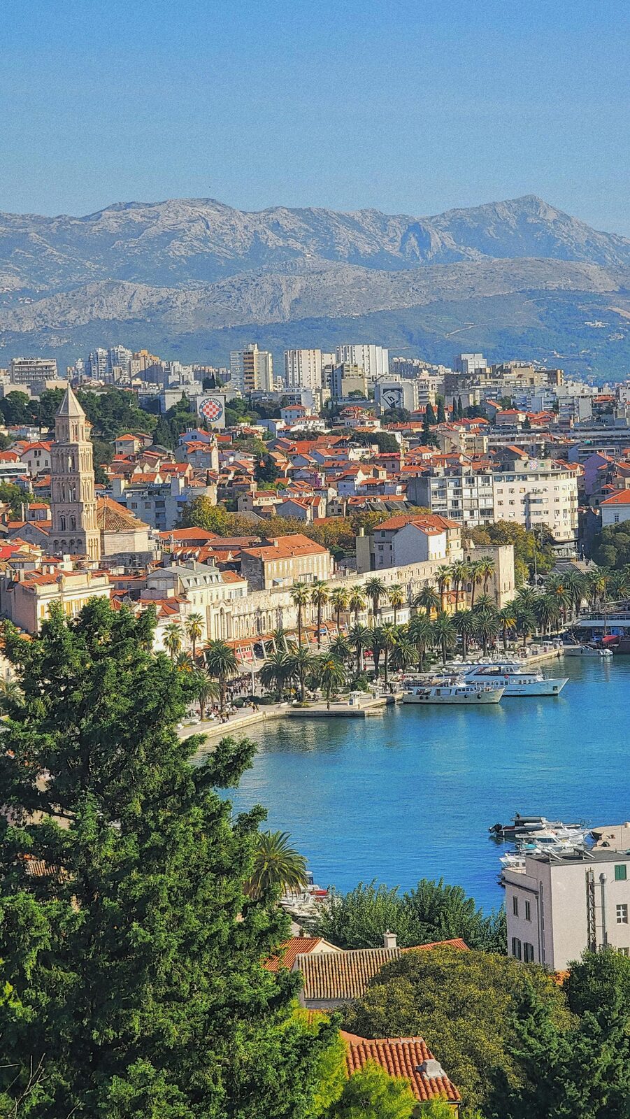 Panorámica de Split con las montañas al fondo