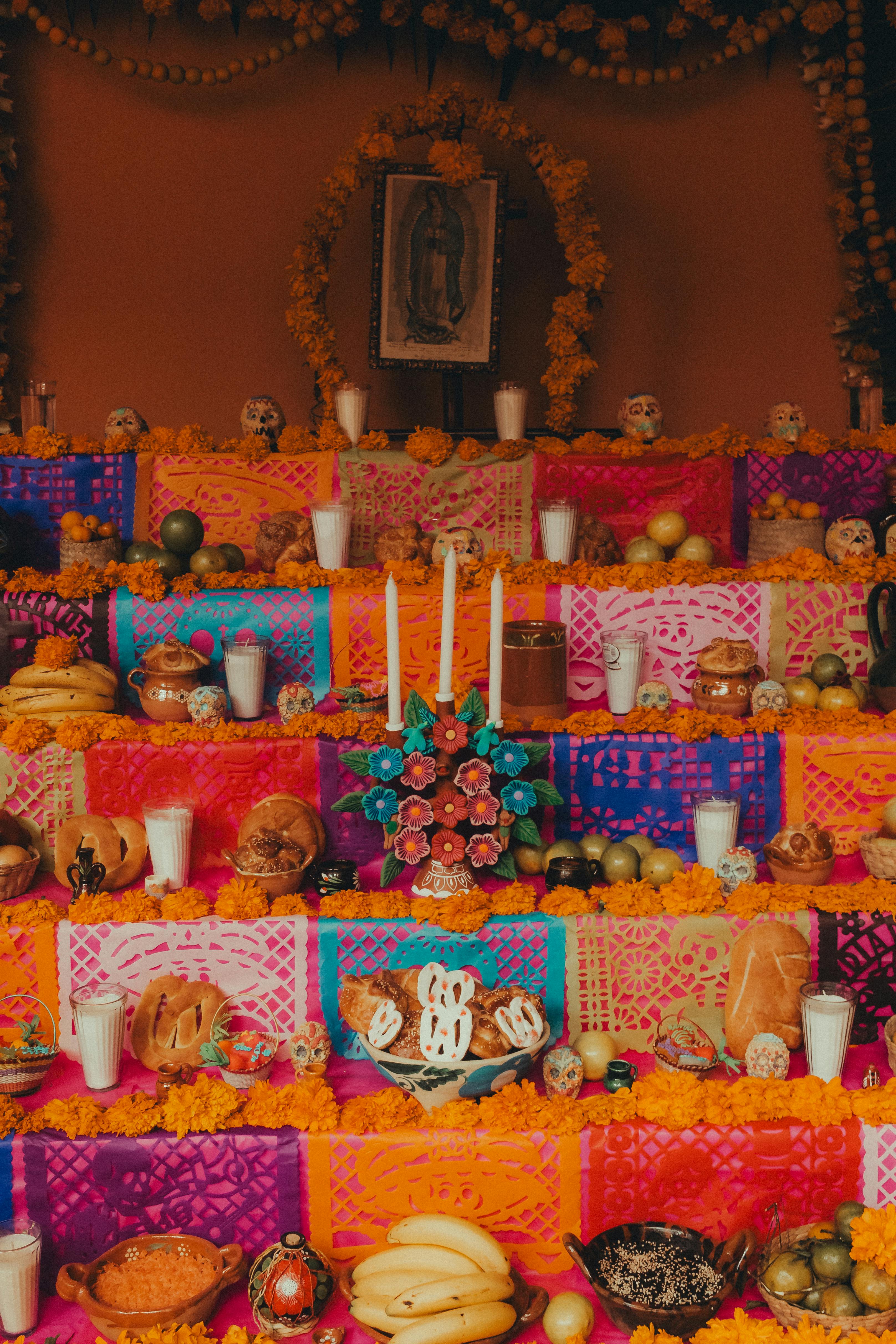 Día de Muertos altar with its seven elements