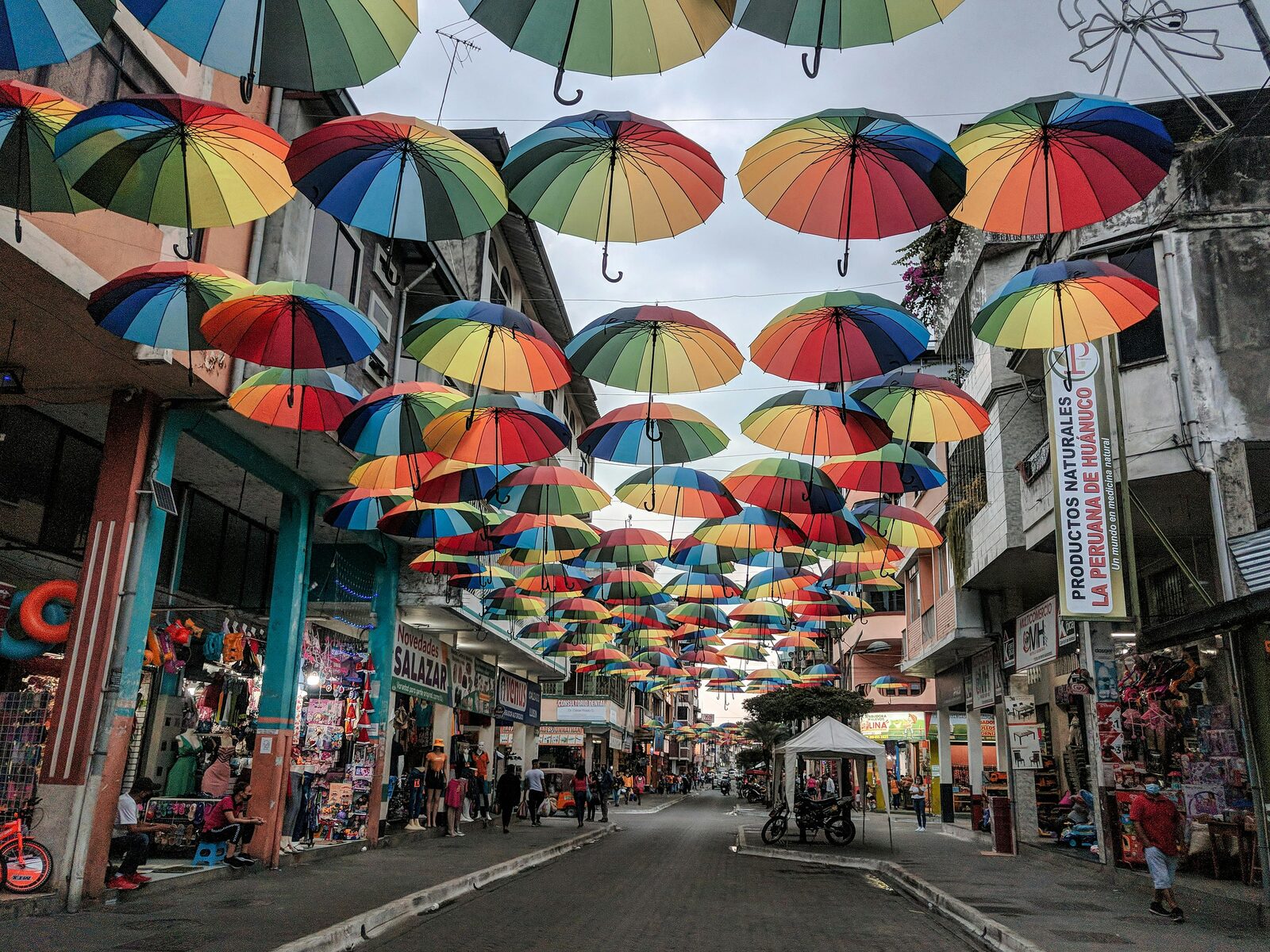 Calle de los paraguas de colores en Baños de Agua Santa