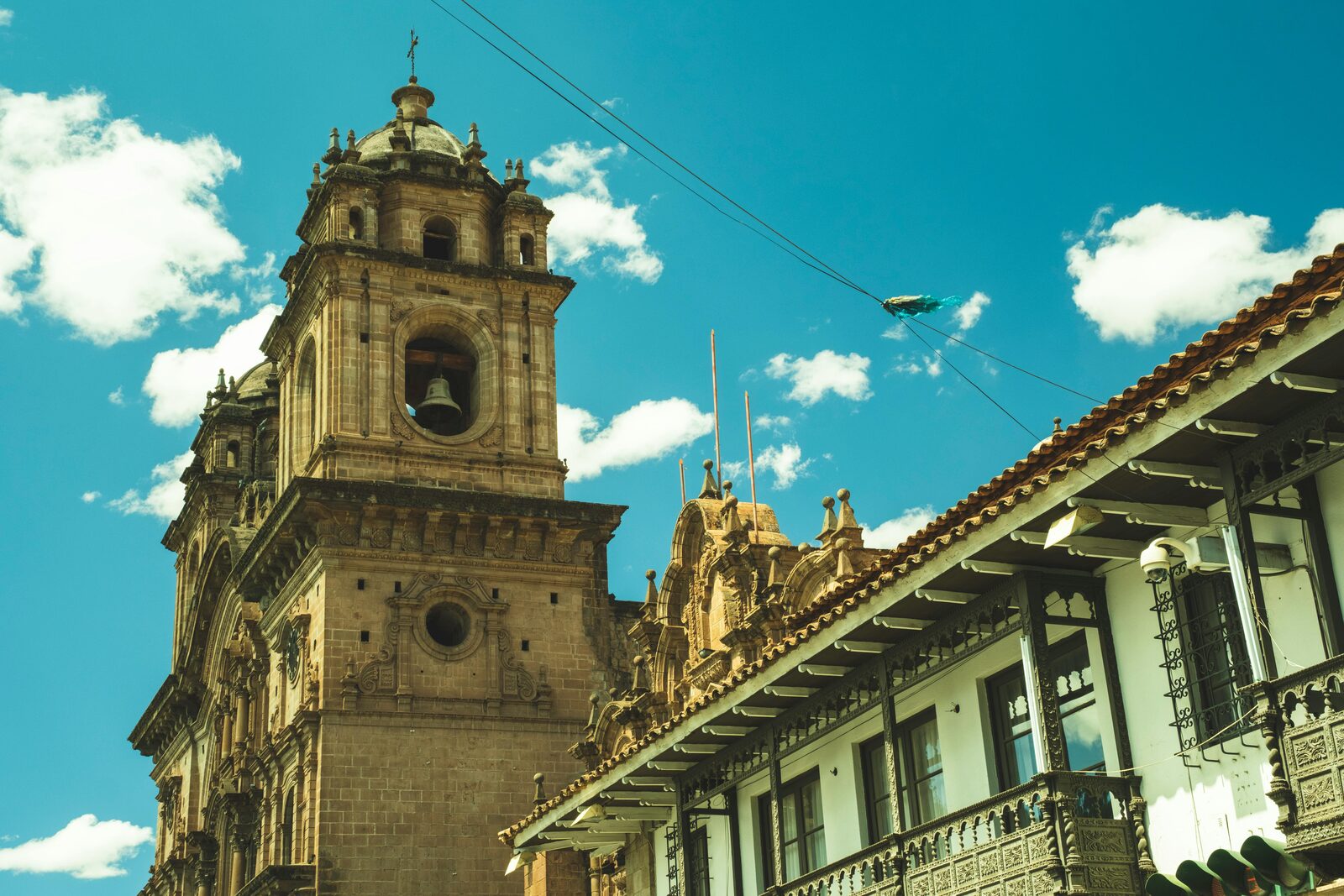 Iglesia colonial y balcones de Cuenca