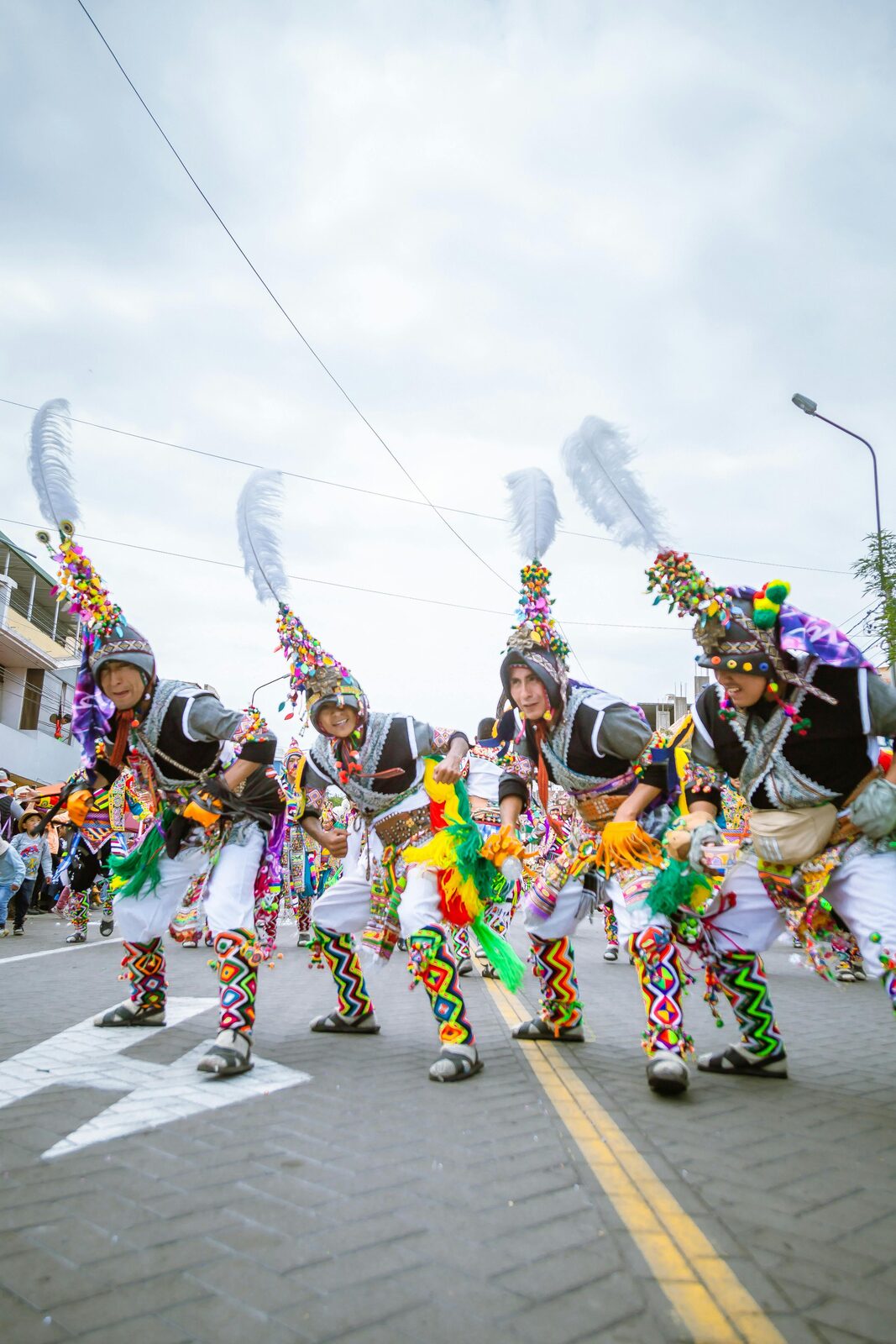 Danzantes de fiesta tradicional ecuatoriana con tocados de plumas