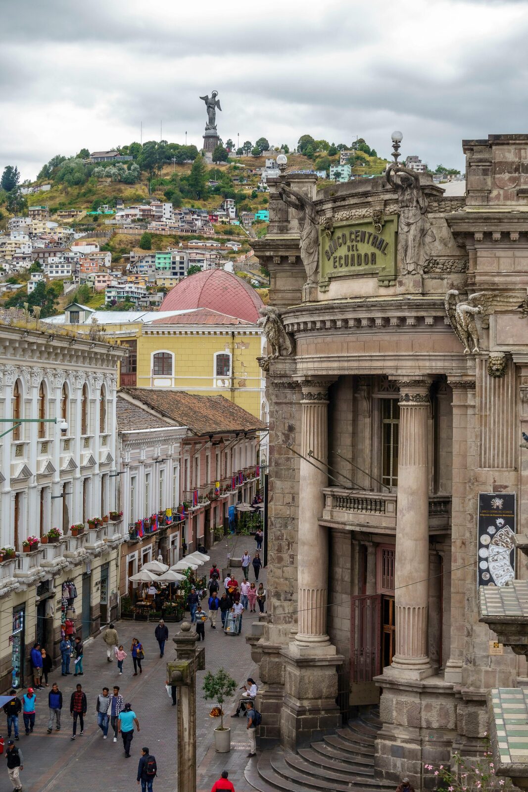 Centro histórico de Quito con la Virgen del Panecillo al fondo