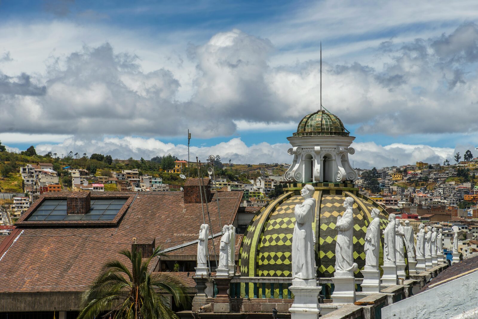 Cúpula de iglesia colonial de Quito con estatuas
