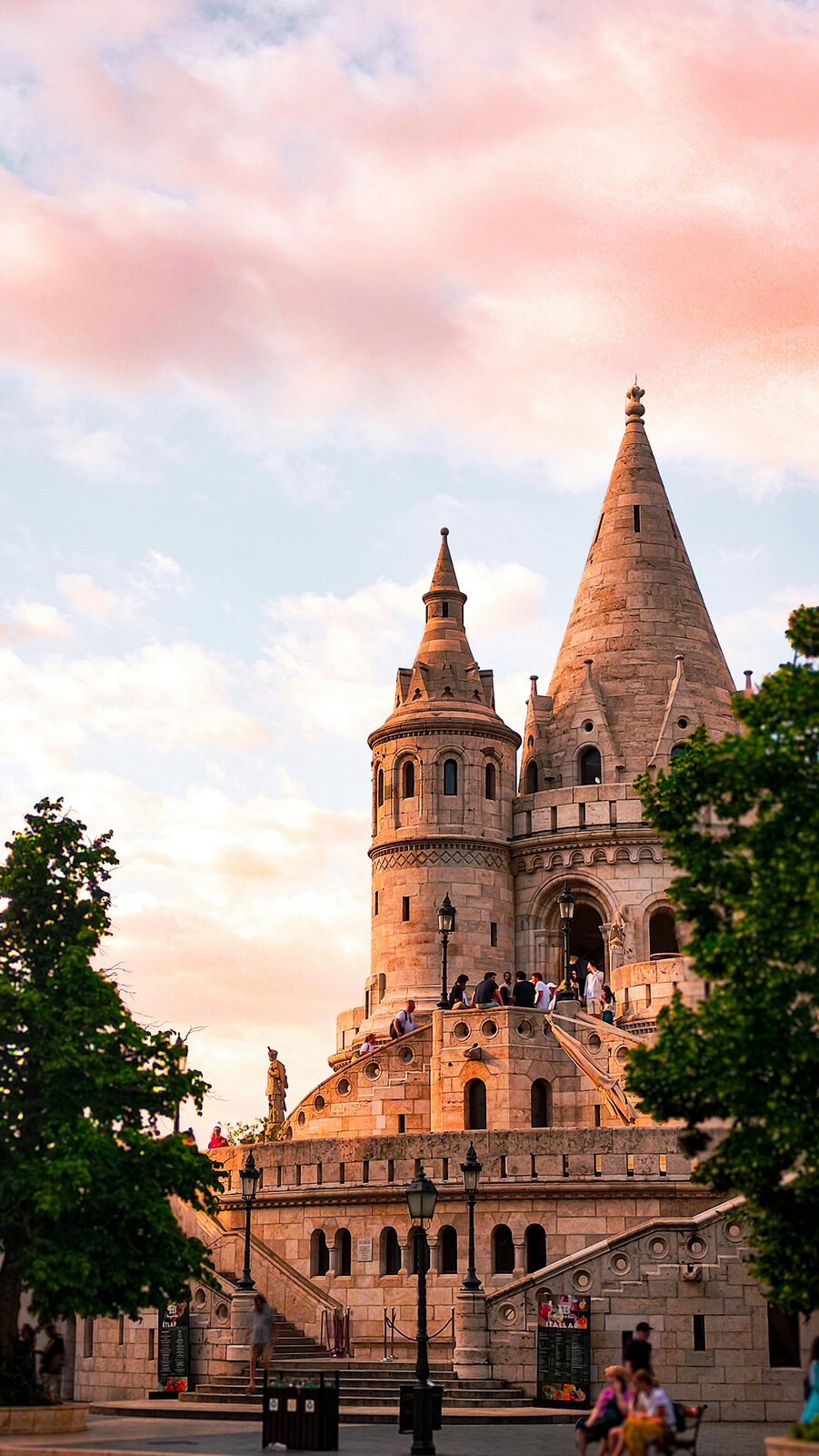 Torres del Bastión de los Pescadores al atardecer · Budapest