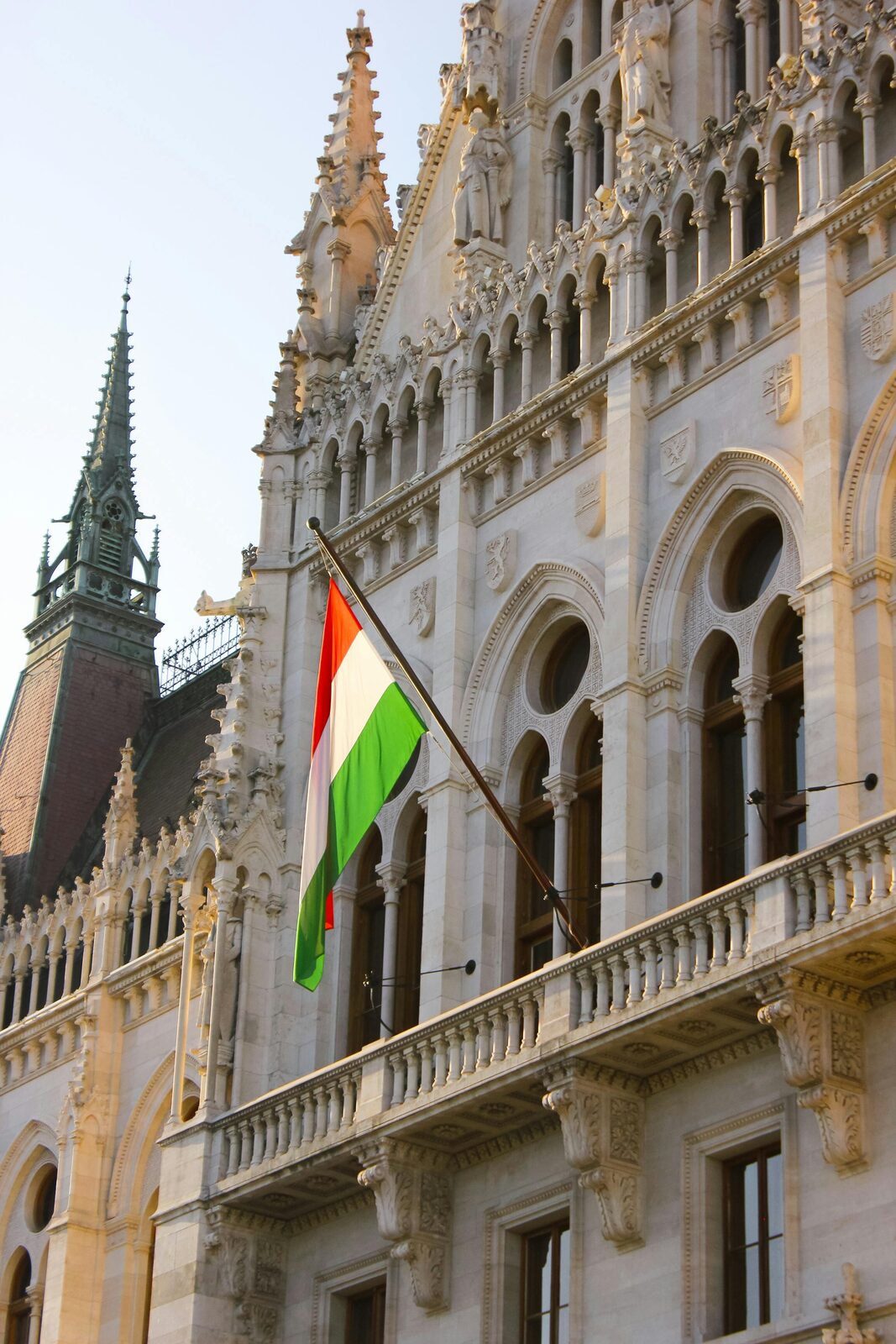 Cúpula del Parlamento húngaro con bandera