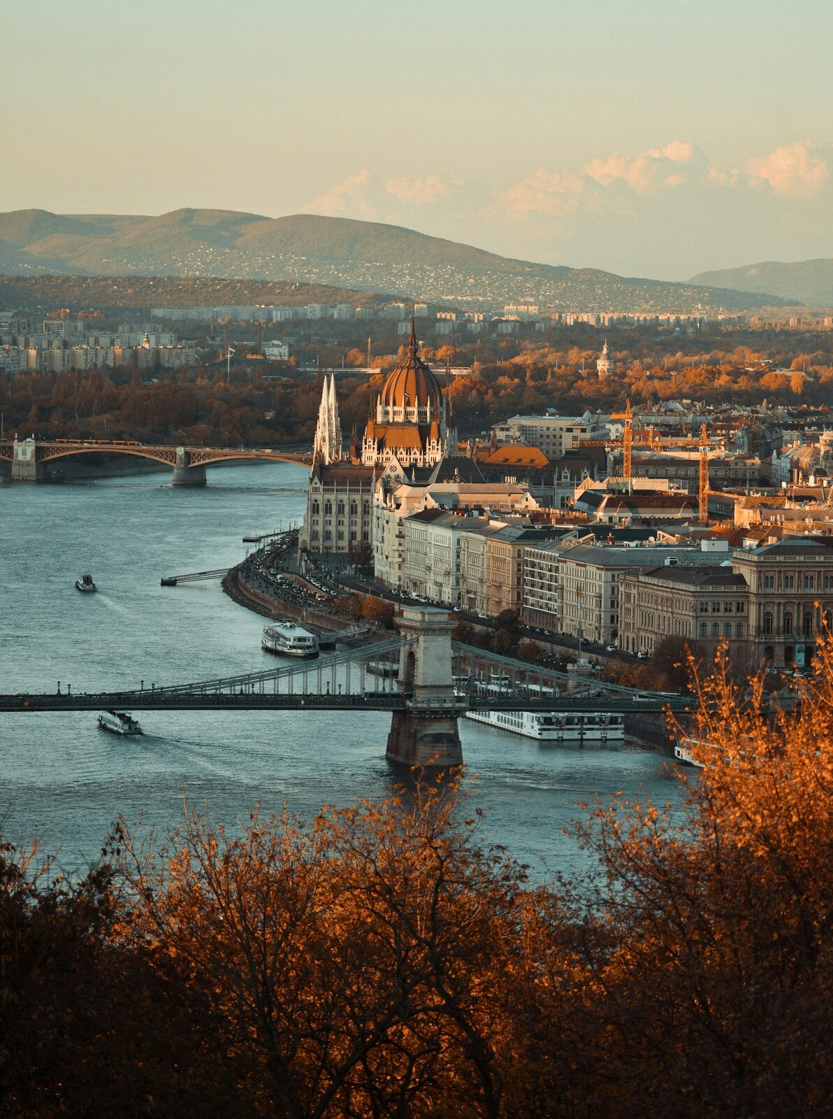 Puente de las Cadenas y el Danubio en otoño