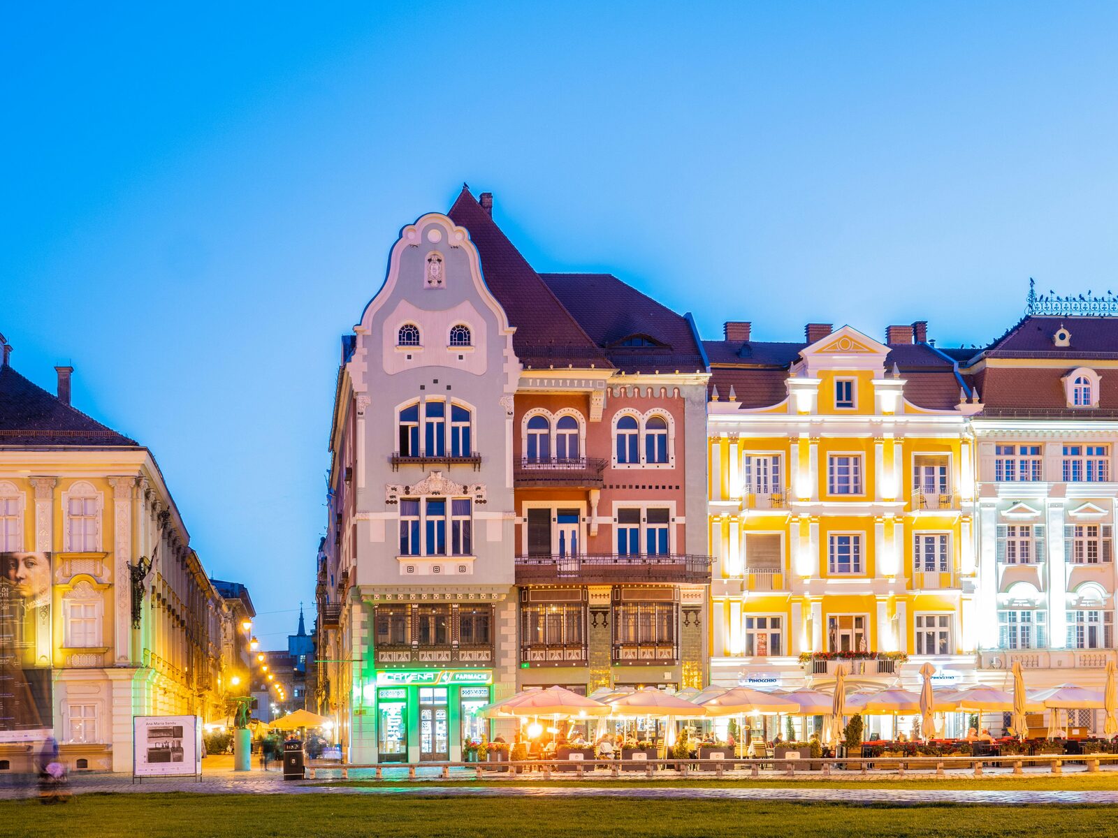 Plaza con arquitectura art nouveau a la hora azul · sur de Hungría