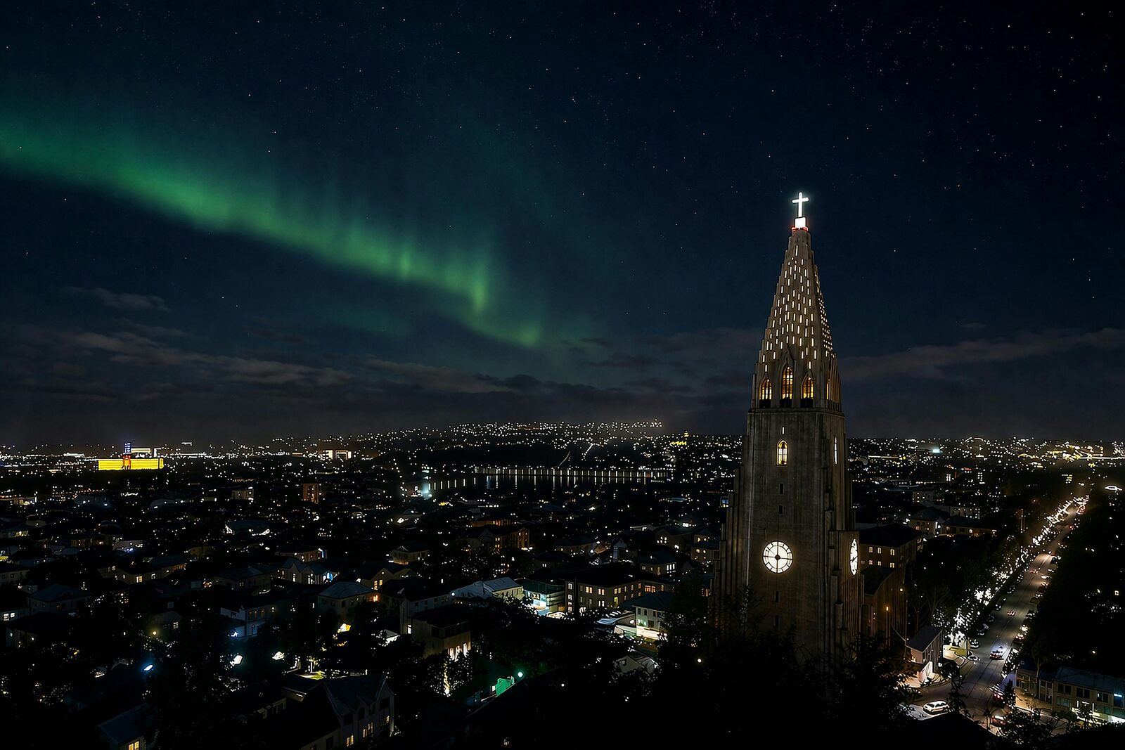 Aurora boreal sobre Hallgrímskirkja en Reikiavik