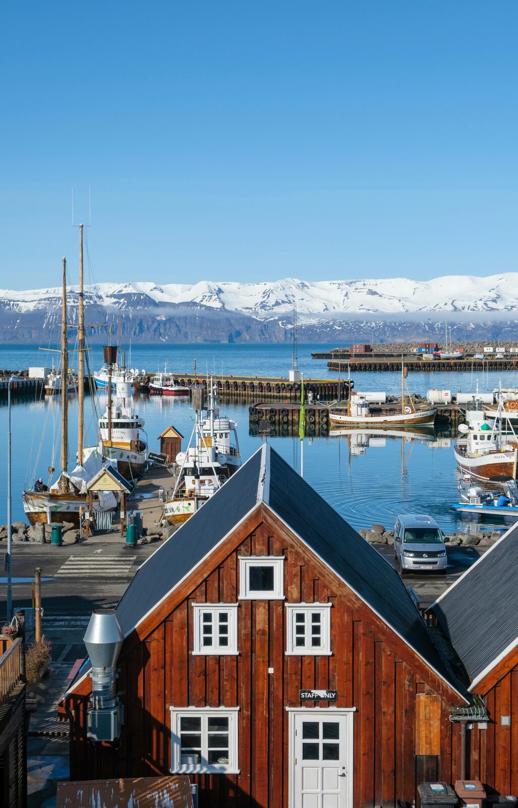 Puerto pesquero del norte de Islandia con montañas nevadas al fondo