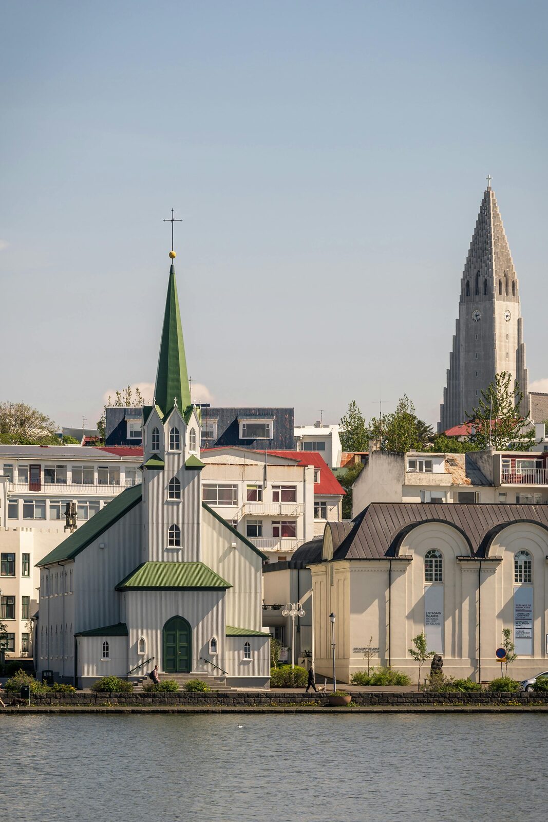 Iglesia Fríkirkjan junto al estanque Tjörnin en Reikiavik