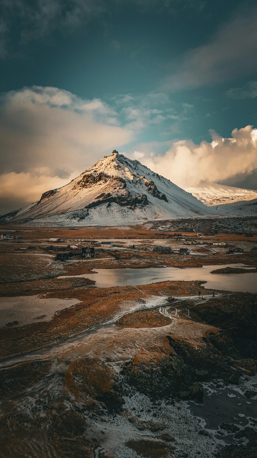 Montaña nevada en la península de Snæfellsnes