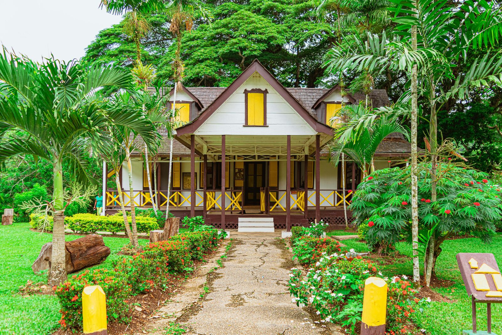 Casa de madera amarilla entre las laderas verdes de las Blue Mountains